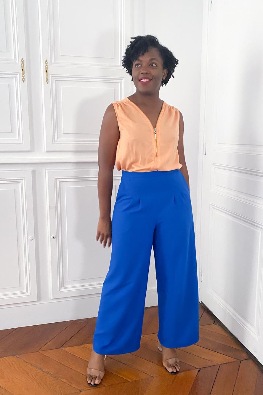 Coudre un pantalon jupe culotte en crêpe bleu électrique avec les patrons de couture à personnaliser par Atelier Charlotte Auzou