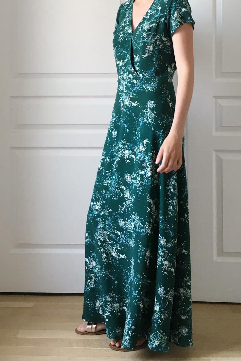 coudre robe longue patron couture fluide cérémonie invitée mariage sur mesure cache-coeur viscose verte fleurie sur mesure atelier charlotte auzou personnalisé viscose verte fleurie henry et henriette