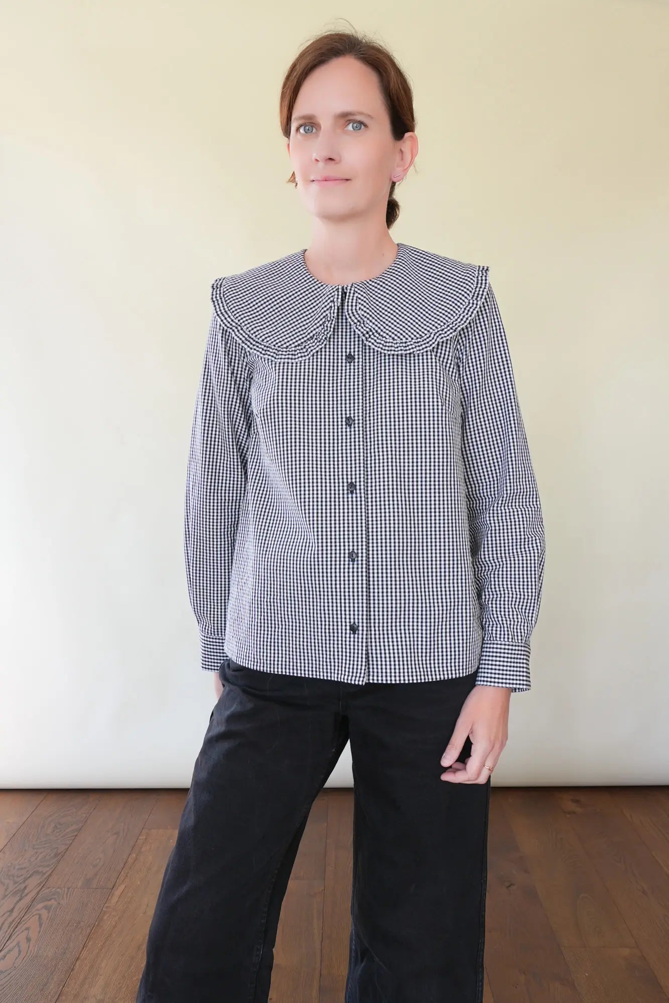 Patron de Blouse Boutonnée en Vichy Noir et Blanc avec Col Puritain Volanté