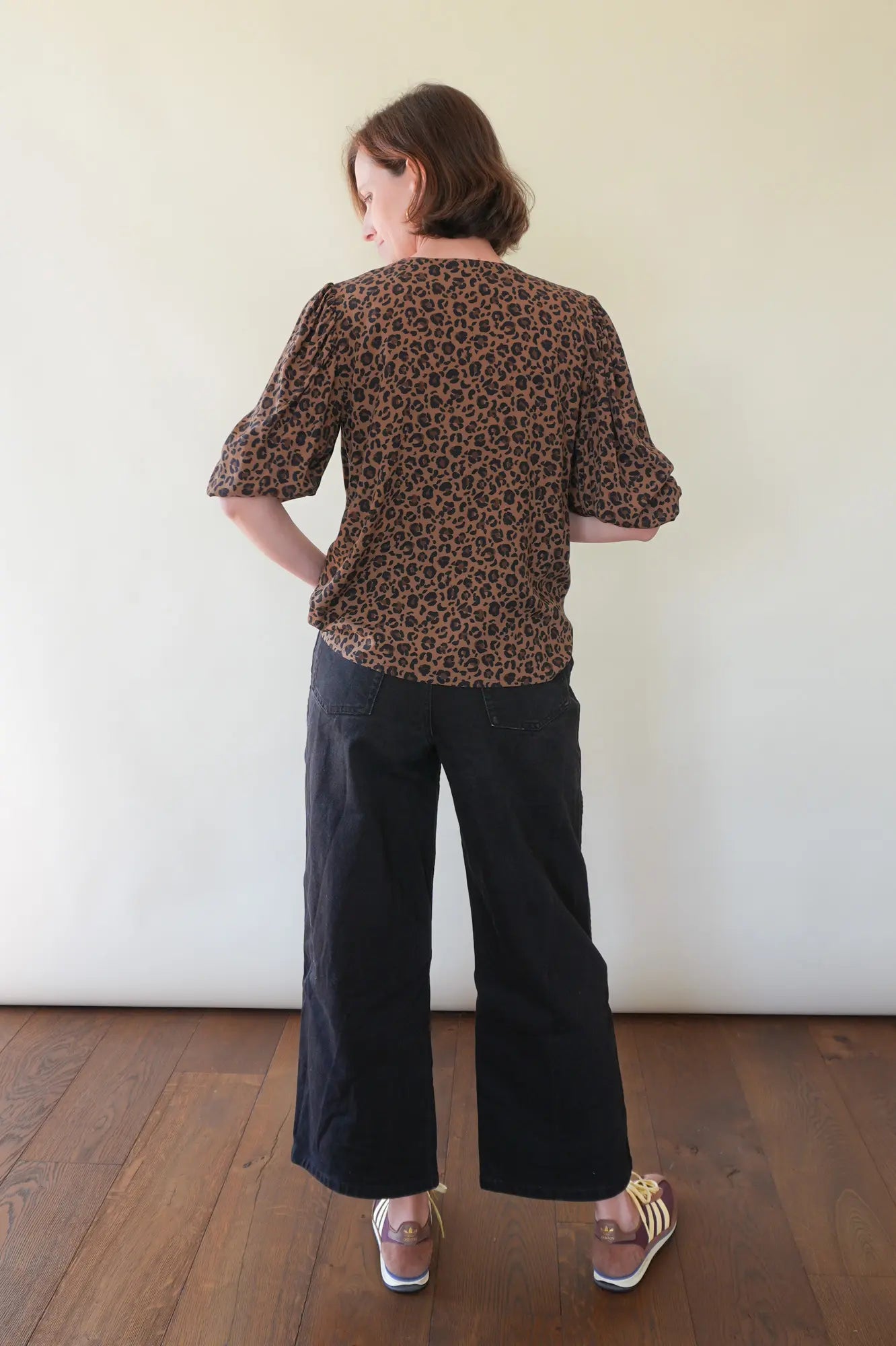 Patron de Blouse Boutonnée en Viscose Léopard avec Manches Ballon, 100% Personnalisable en Ligne