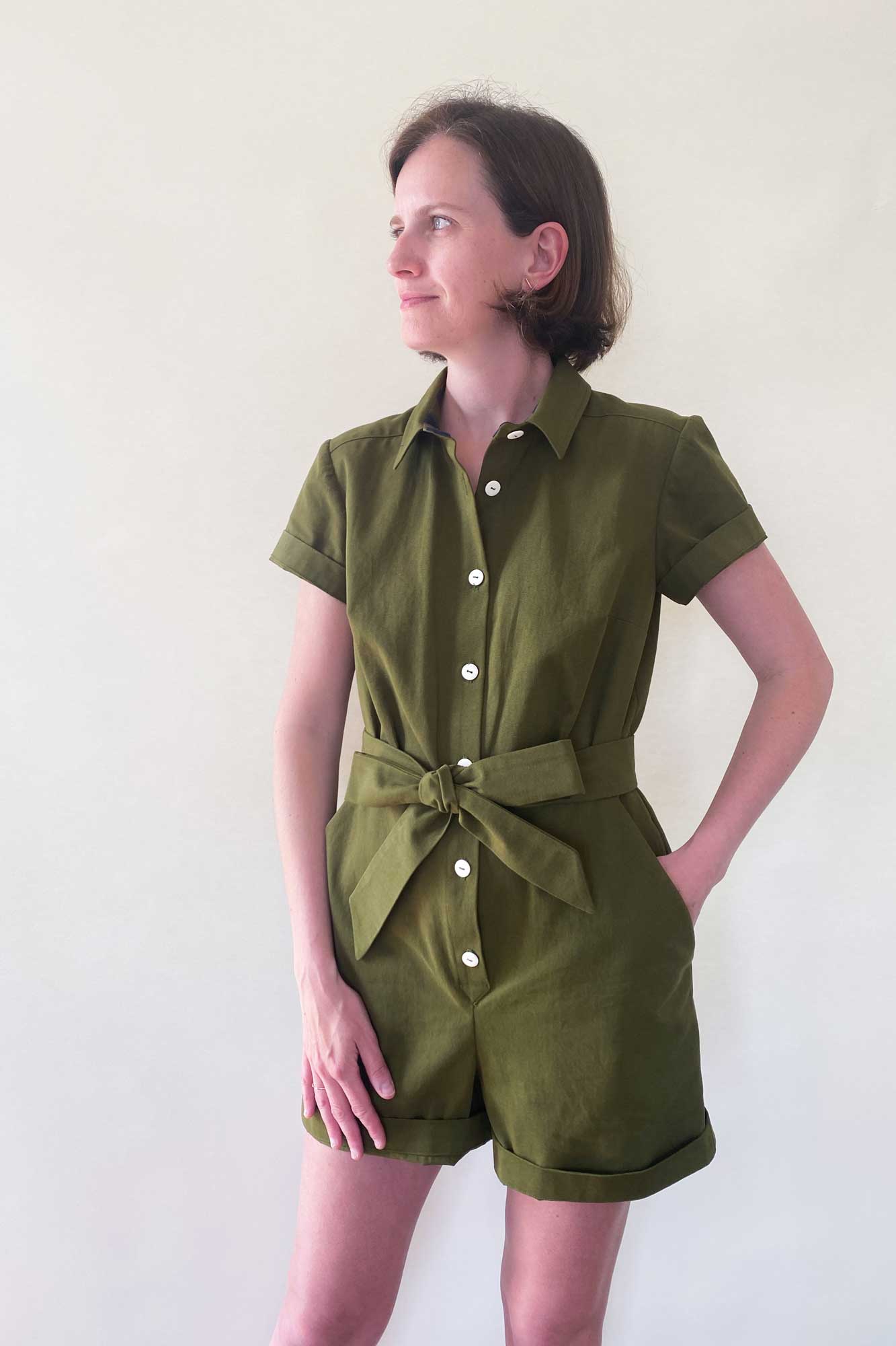 Coudre une Combishort avec les Patrons à Personnaliser Atelier Charlotte Auzou et la Gabardine Light Ivy Green de chez Atelier Brunette