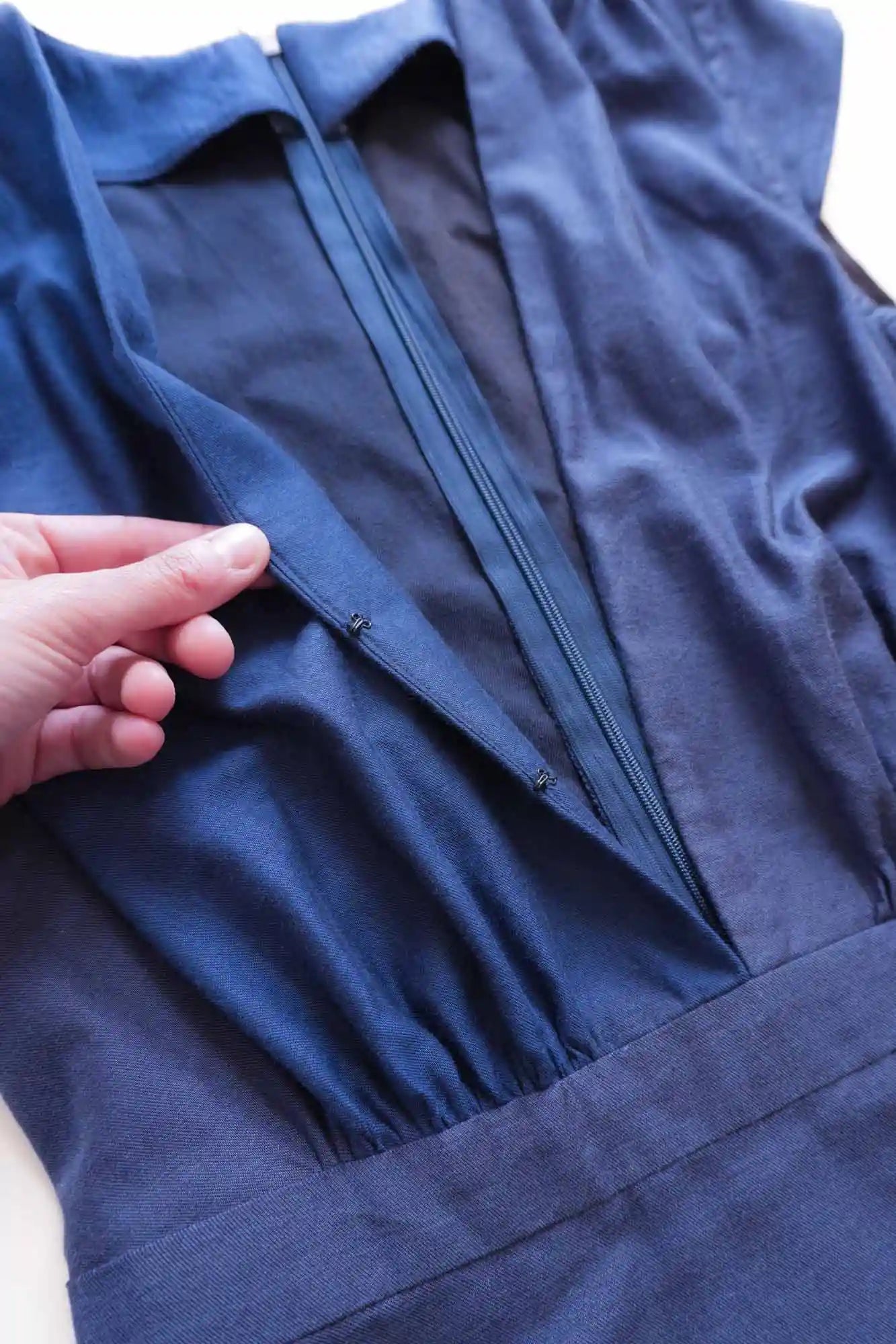 Patron de Couture Décolleté Profond et Échancré à Personnaliser en Robe ou Combinaison avec le Concept Couture par Atelier Charlotte Auzou