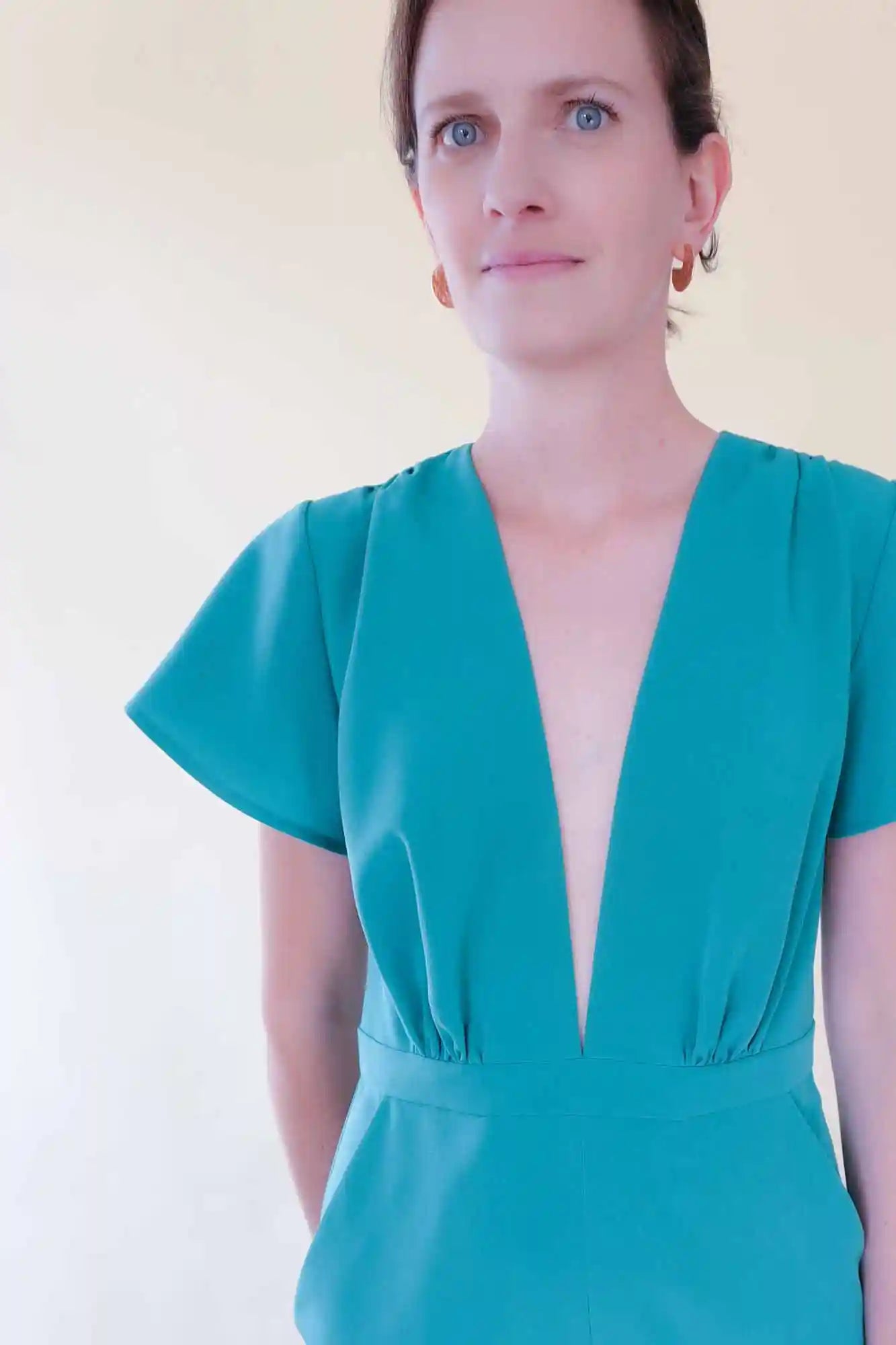 Patron de Couture Décolleté Profond et Échancré à Personnaliser en Robe ou Combinaison avec le Concept Couture par Atelier Charlotte Auzou