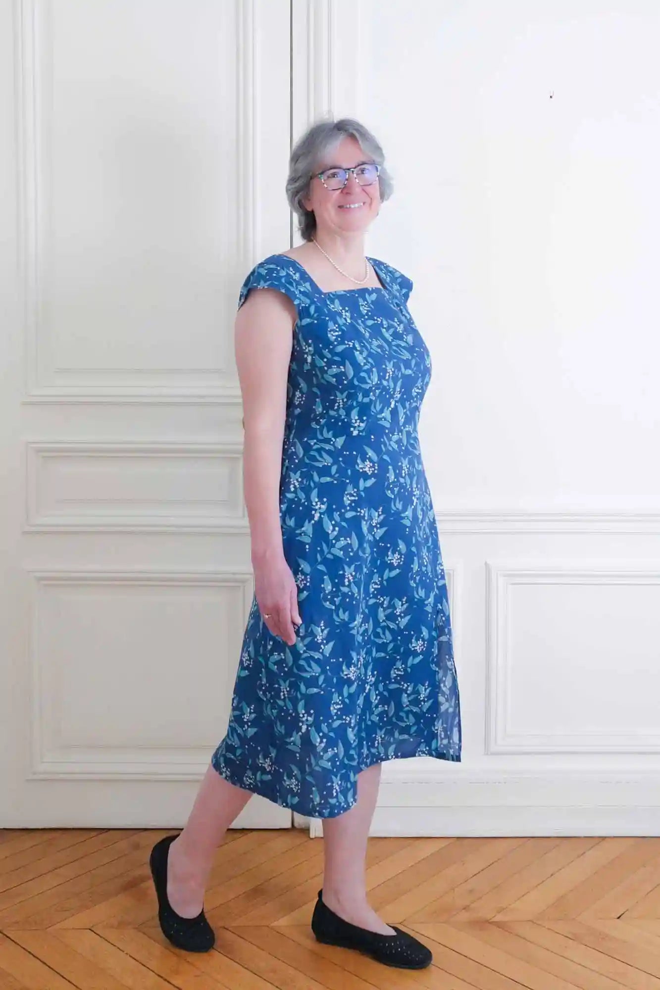 Patron de couture à personnaliser Encolure carrée avec des découpes bretelles et 3 options de décolletés dos : fermé, moyen et dos nu. Personnalisez votre robe grâce au concept de patrons de couture sur-mesure par Atelier Charlotte Auzou