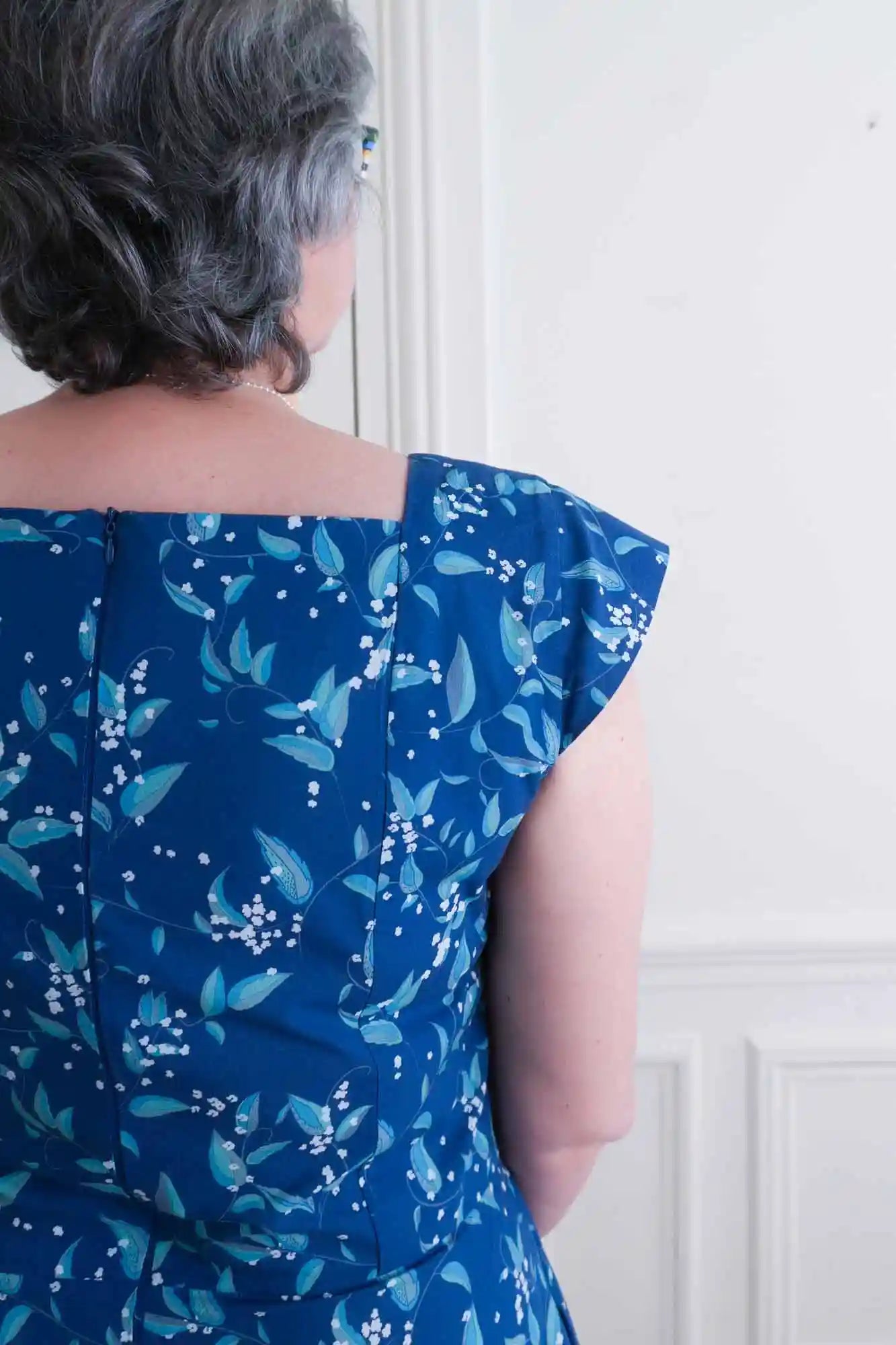 Patron de couture à personnaliser Encolure carrée avec des découpes bretelles et 3 options de décolletés dos : fermé, moyen et dos nu. Personnalisez votre robe grâce au concept de patrons de couture sur-mesure par Atelier Charlotte Auzou