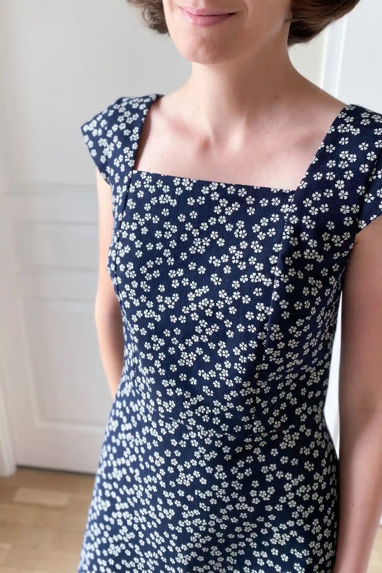 Patron de couture à personnaliser Encolure carrée avec des découpes bretelles et 3 options de décolletés dos : fermé, moyen et dos nu. Personnalisez votre robe grâce au concept de patrons de couture sur-mesure par Atelier Charlotte Auzou