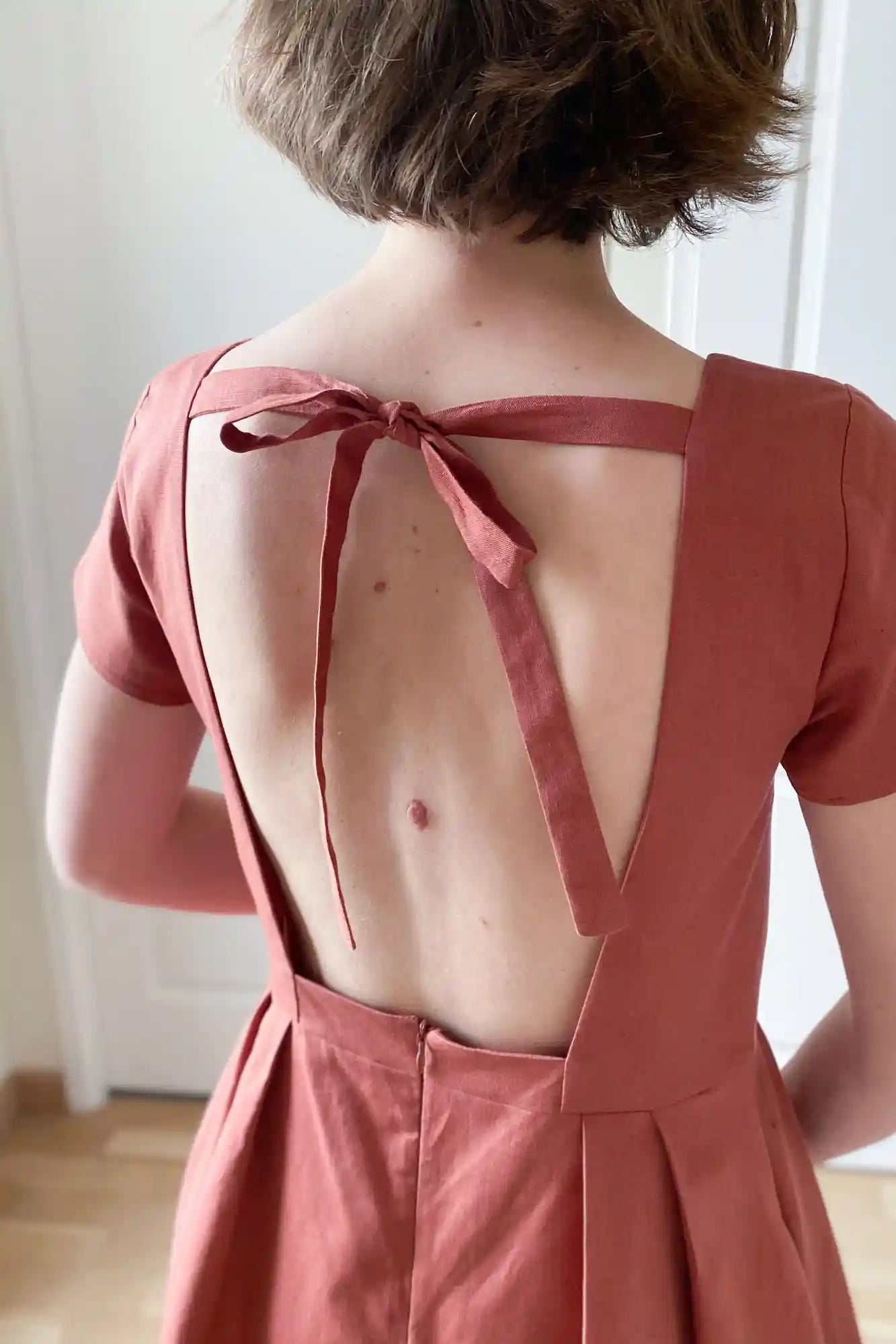 Patron de couture à personnaliser Encolure carrée avec des découpes bretelles et 3 options de décolletés dos : fermé, moyen et dos nu. Personnalisez votre robe grâce au concept de patrons de couture sur-mesure par Atelier Charlotte Auzou