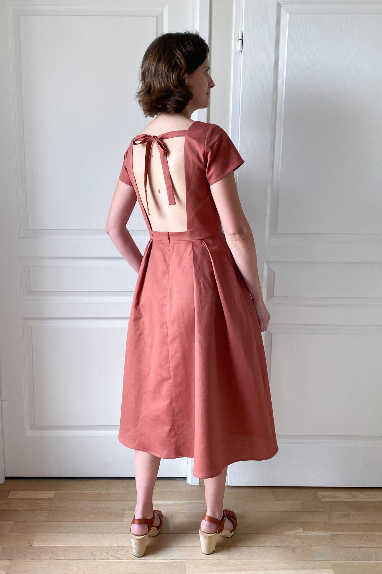 Patron de couture robe midi dos nu en lin terracotta. 