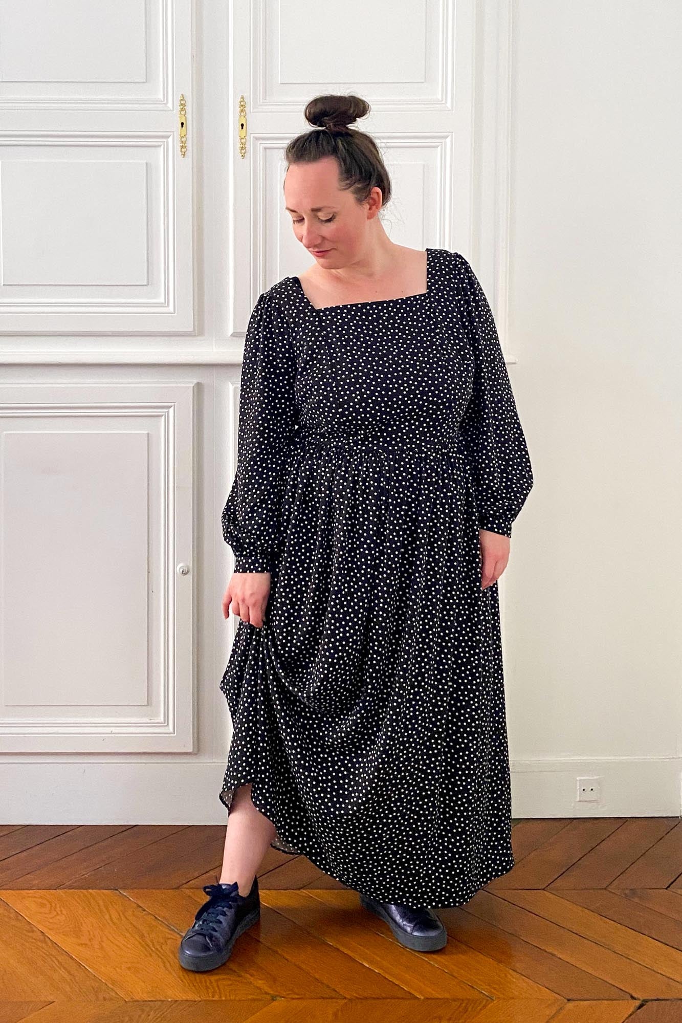 Coudre une robe longue pour l'hiver avec les patrons à personnaliser Encolure carré, jupe froncée et manches bouffantes longues dans un twill de viscose Stragier, par Atelier Charlotte Auzou