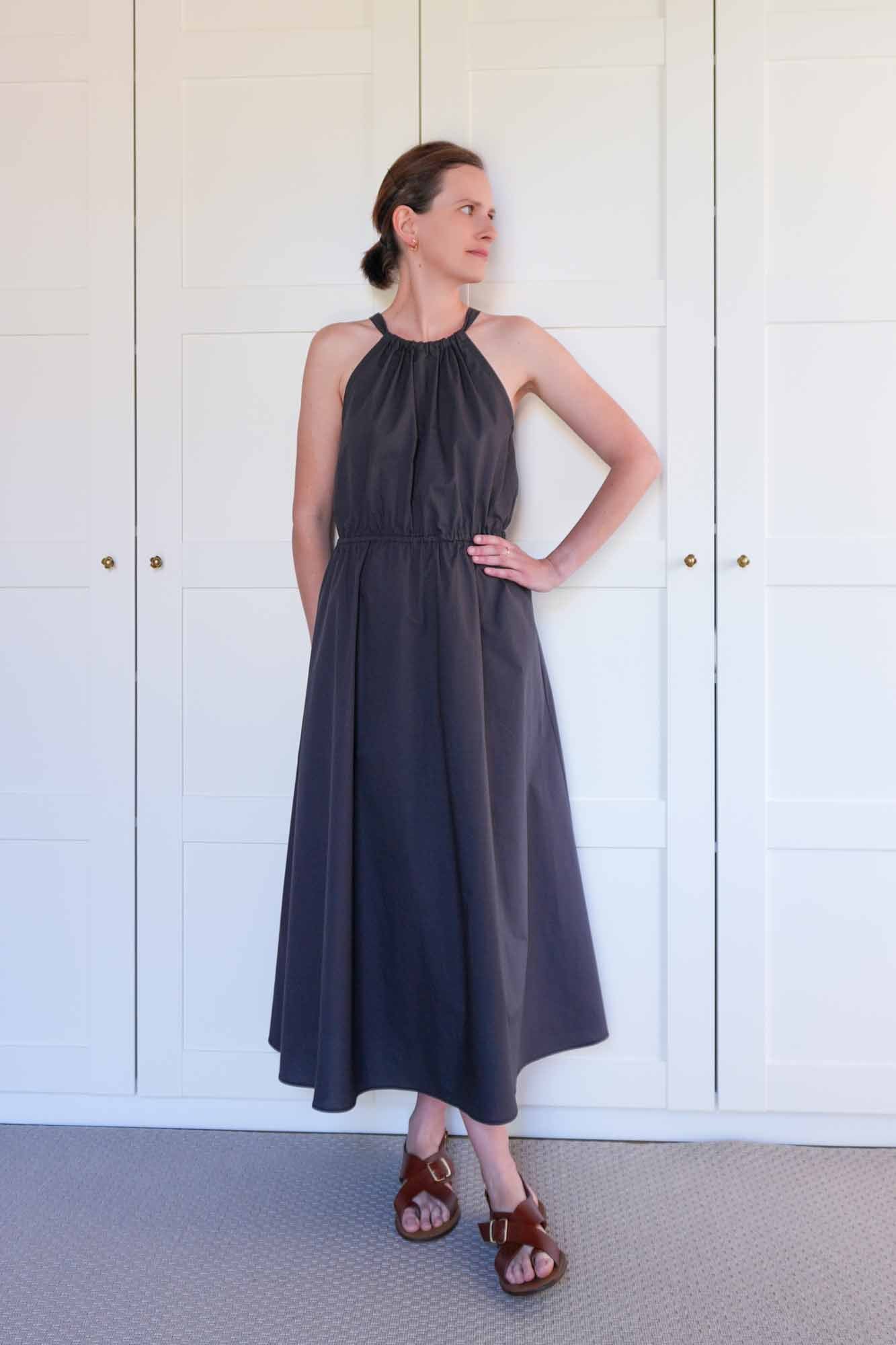 Coudre une Robe Longue Noire avec le Patron à Personnaliser Bain de Soleil par Atelier Charlotte Auzou et la Popeline de Coton Deep Charcoal par Atelier Brunette