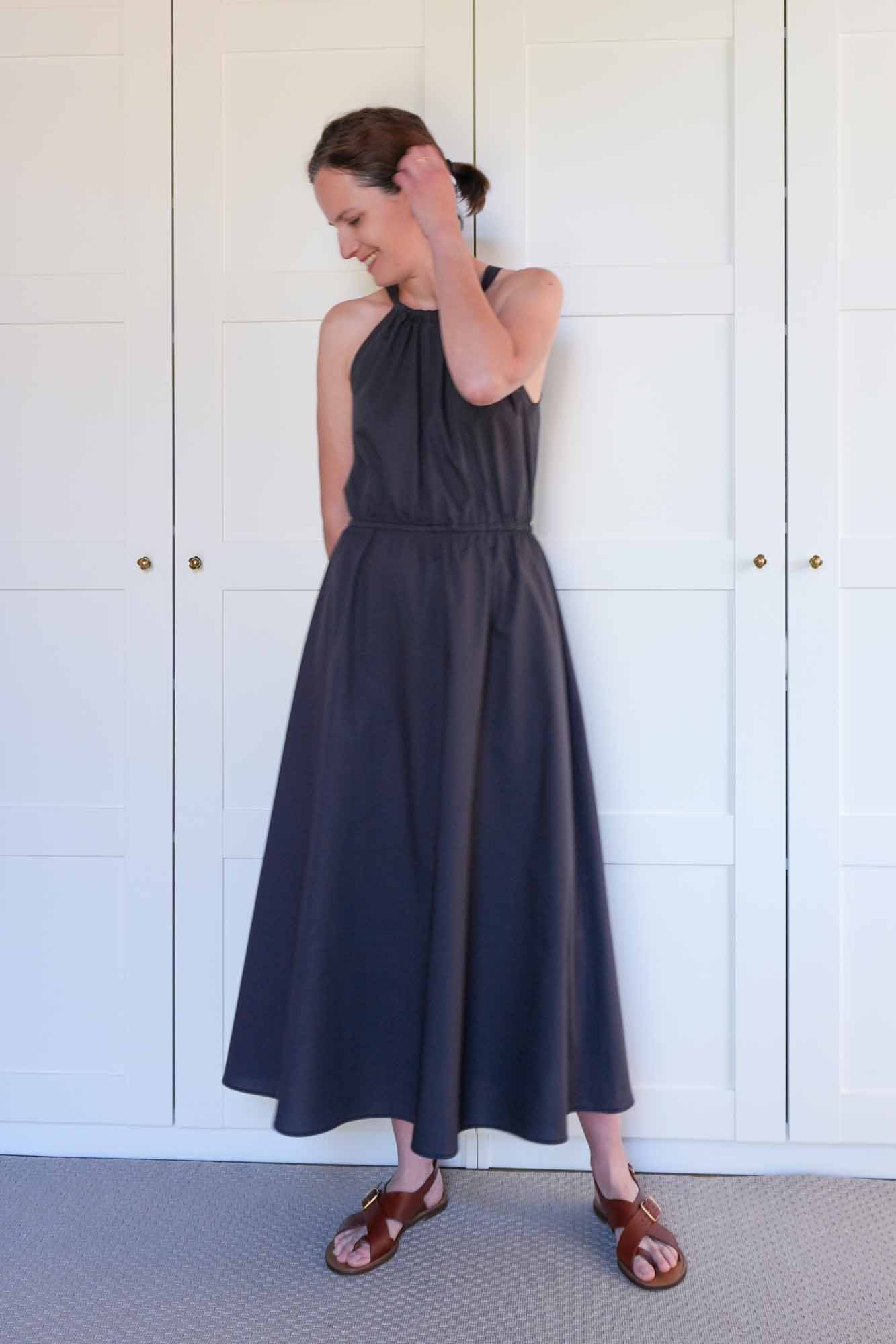 Coudre une Robe Longue Noire avec le Patron à Personnaliser Bain de Soleil par Atelier Charlotte Auzou et la Popeline de Coton Deep Charcoal par Atelier Brunette