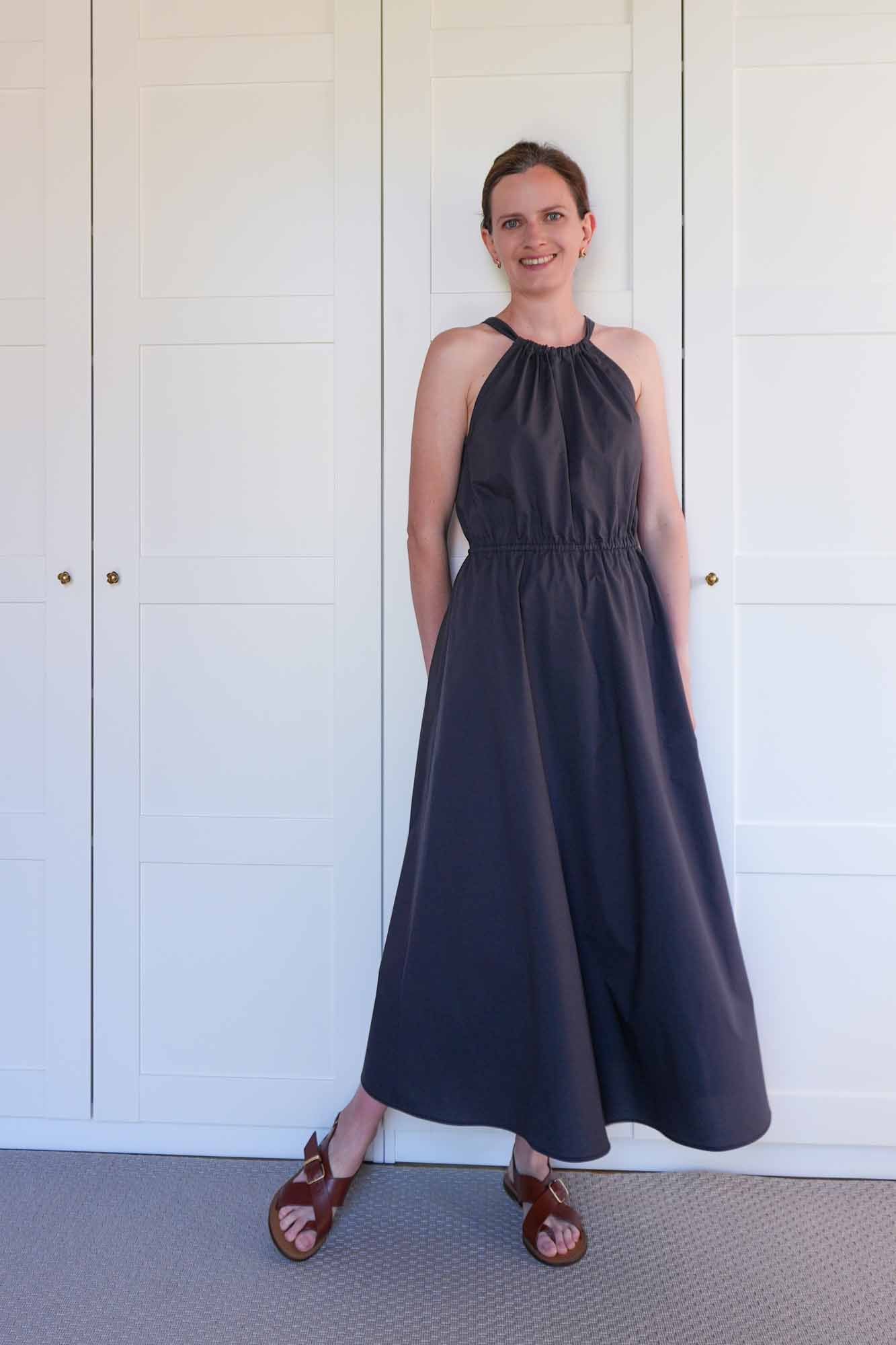 Coudre une Robe Longue Noire avec le Patron à Personnaliser Bain de Soleil par Atelier Charlotte Auzou et la Popeline de Coton Deep Charcoal par Atelier Brunette