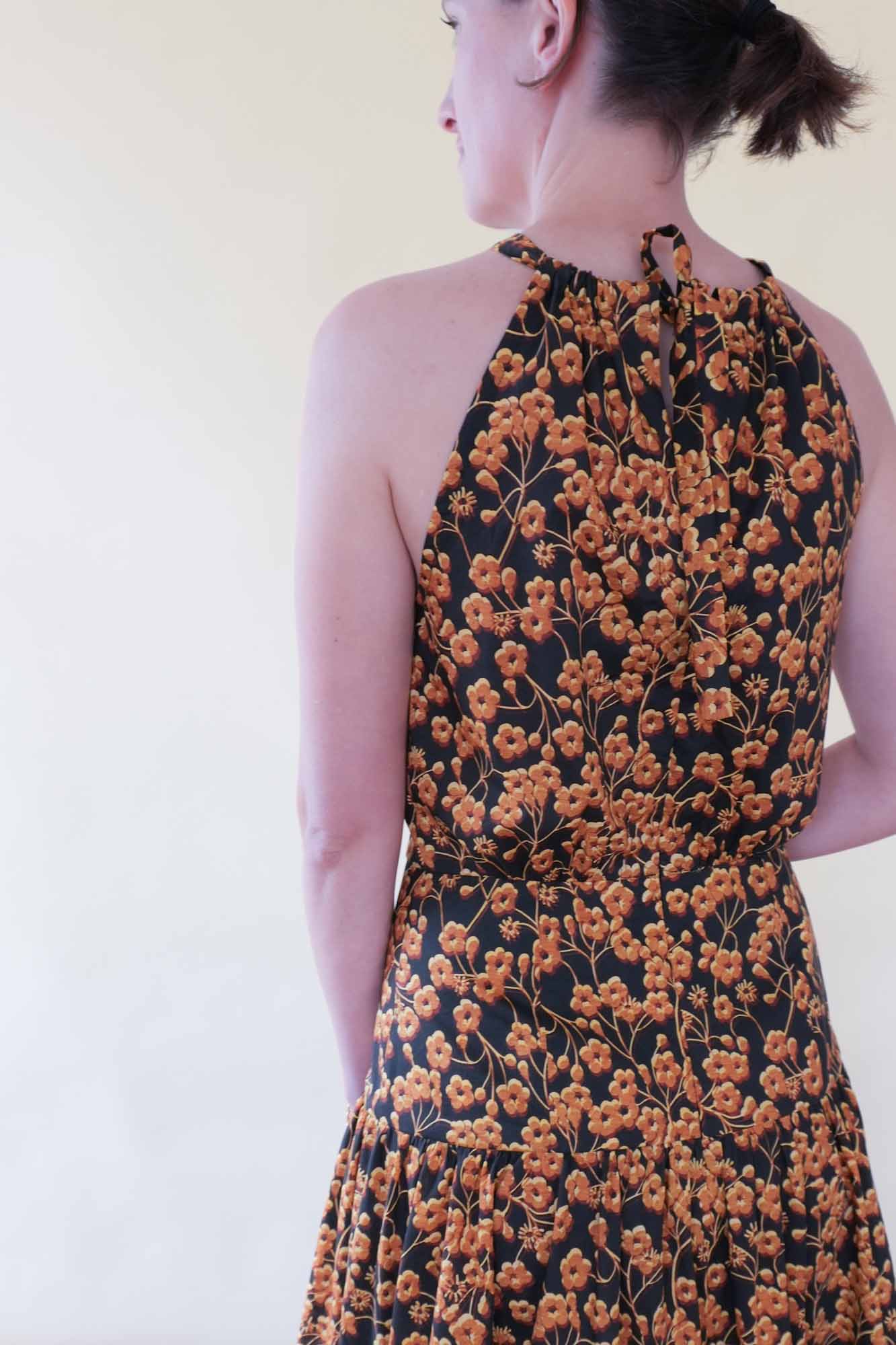 Patron de Couture Emmanchures Américaines en Liberty Mitsi Mix avec une Jupe à Empiècement par Atelier Charlotte Auzou