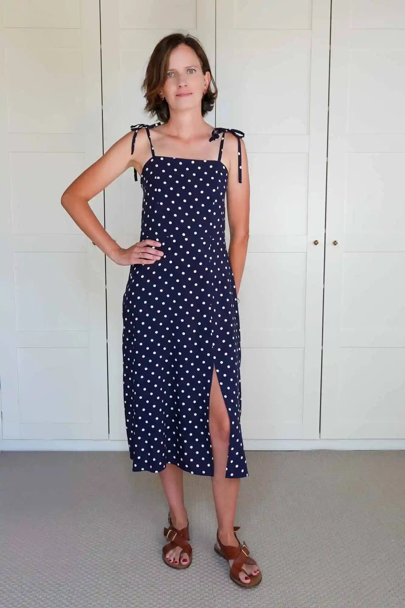 Robe à Bretelles, Patron de Couture pour Femme, Longueur Midi avec Fente, PDF ou Pochette, du 34 au 56, 100% Modulable par Atelier Charlotte Auzou