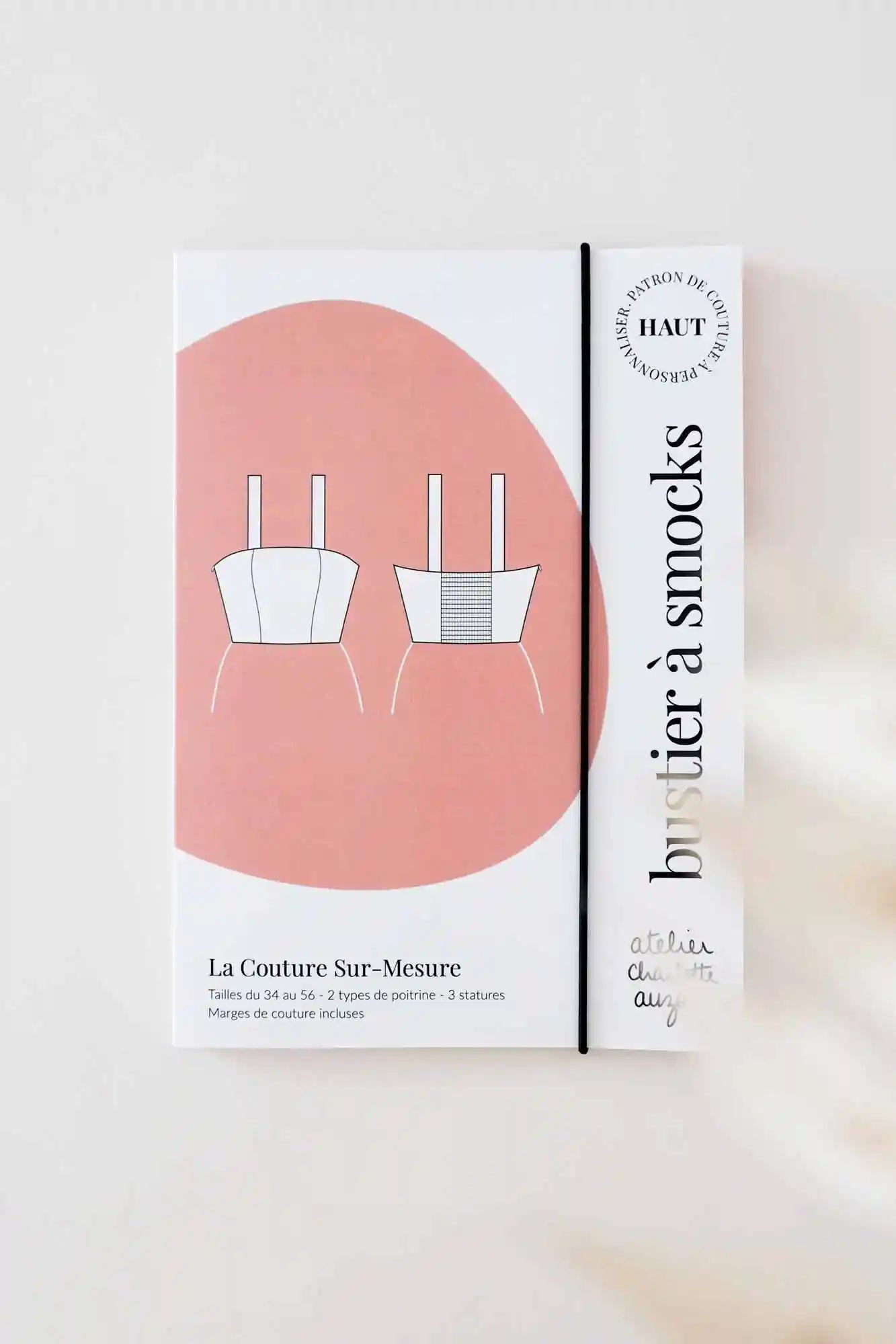 Le patron de couture Bustier à smocks est personnalisable pour créer des robes et combinaisons estivales et sur-mesure. Du 34 au 56 avec plusieurs types de poitrine et statures inclus. Une forme bustier ajusté à la poitrine et des bretelles larges. Le haut est entièrement doublé pour un effet emboitant.