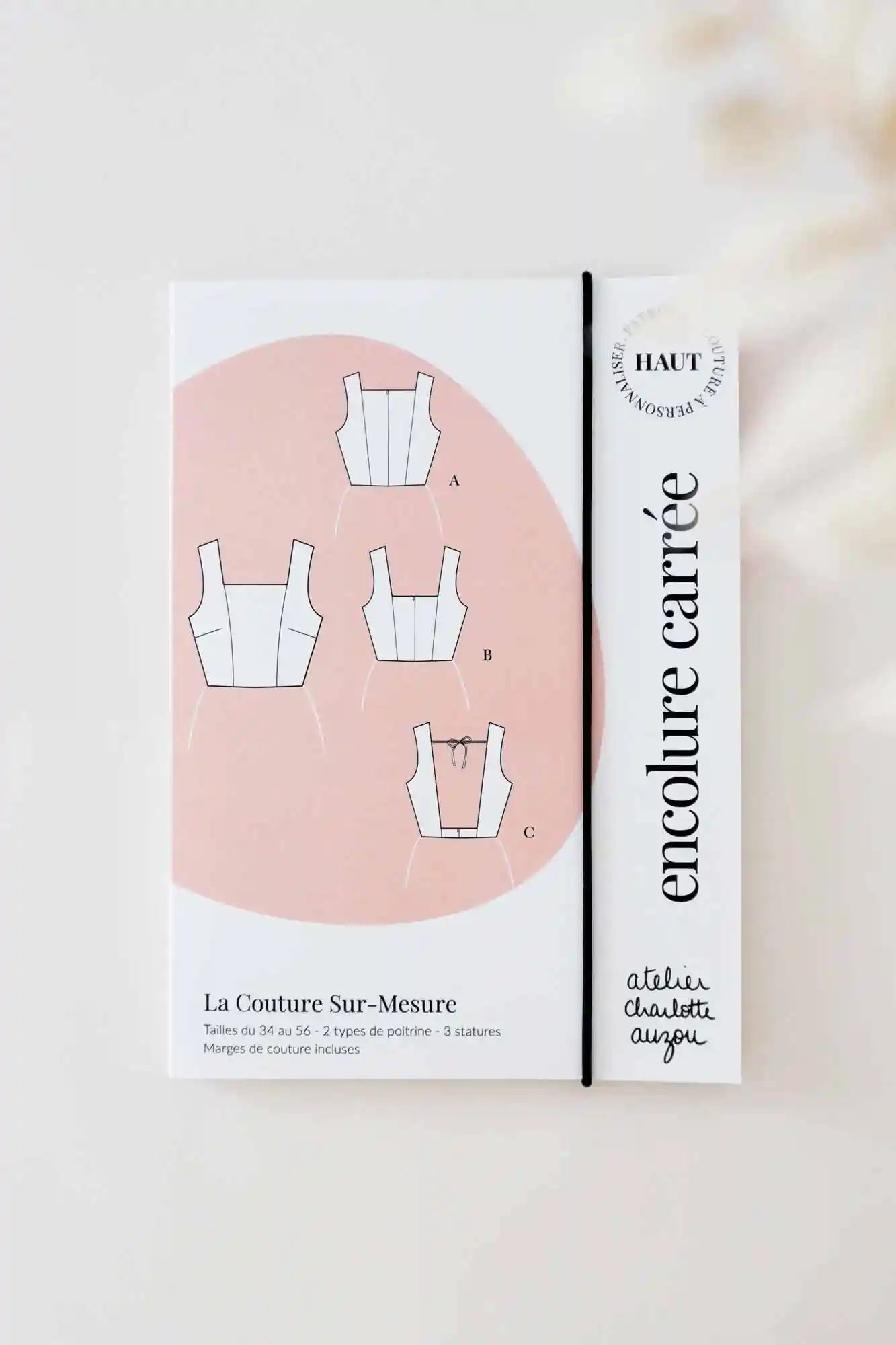 Patron de couture à personnaliser Encolure carrée avec des découpes bretelles et 3 options de décolletés dos : fermé, moyen et dos nu. Personnalisez votre robe grâce au concept de patrons de couture sur-mesure par Atelier Charlotte Auzou