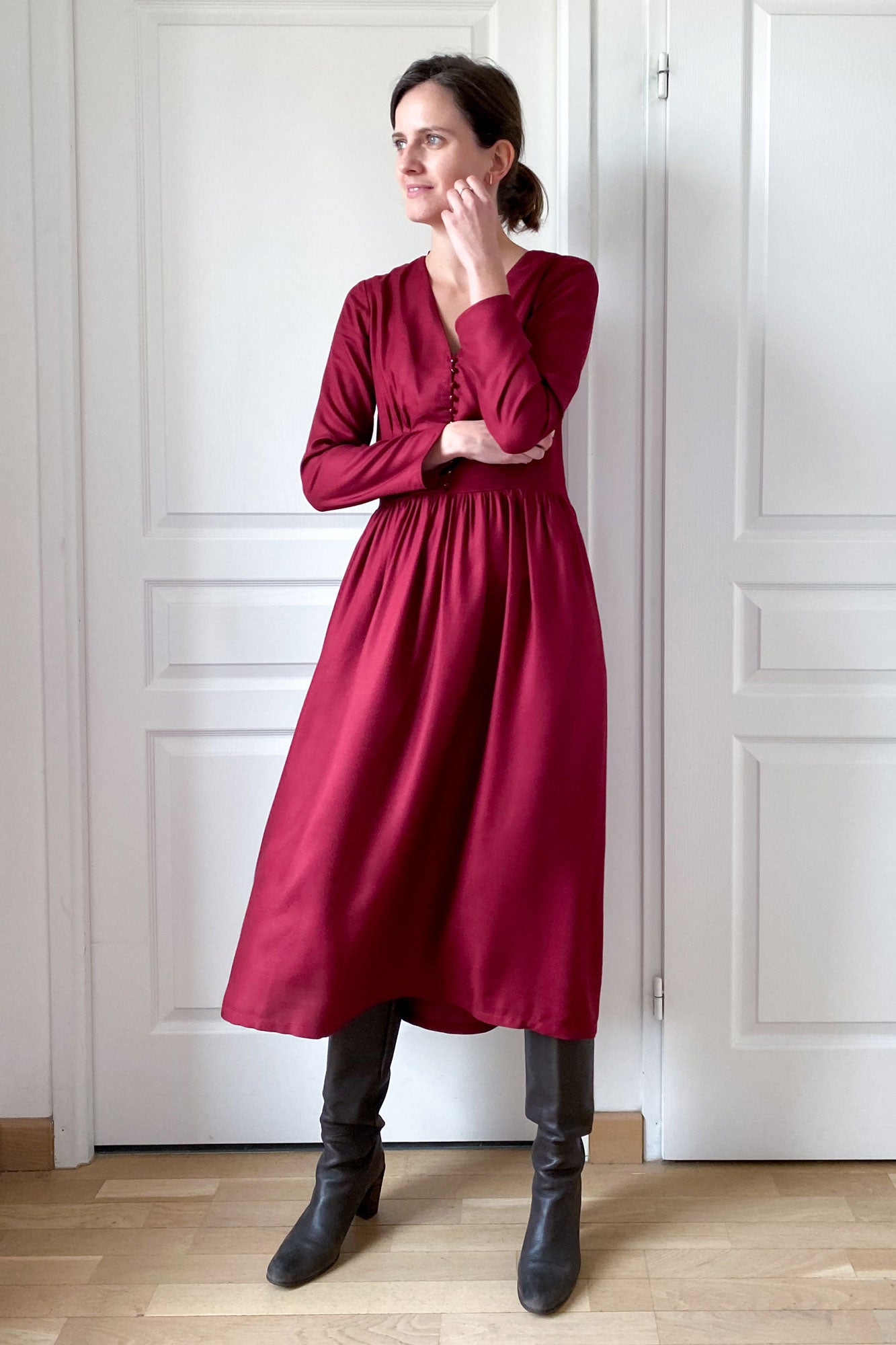 patron couture robe longue hiver crêpe amarante atelier brunette manches longues boutonnage sur mesure atelier charlotte auzou crepe amarante atelier brunette