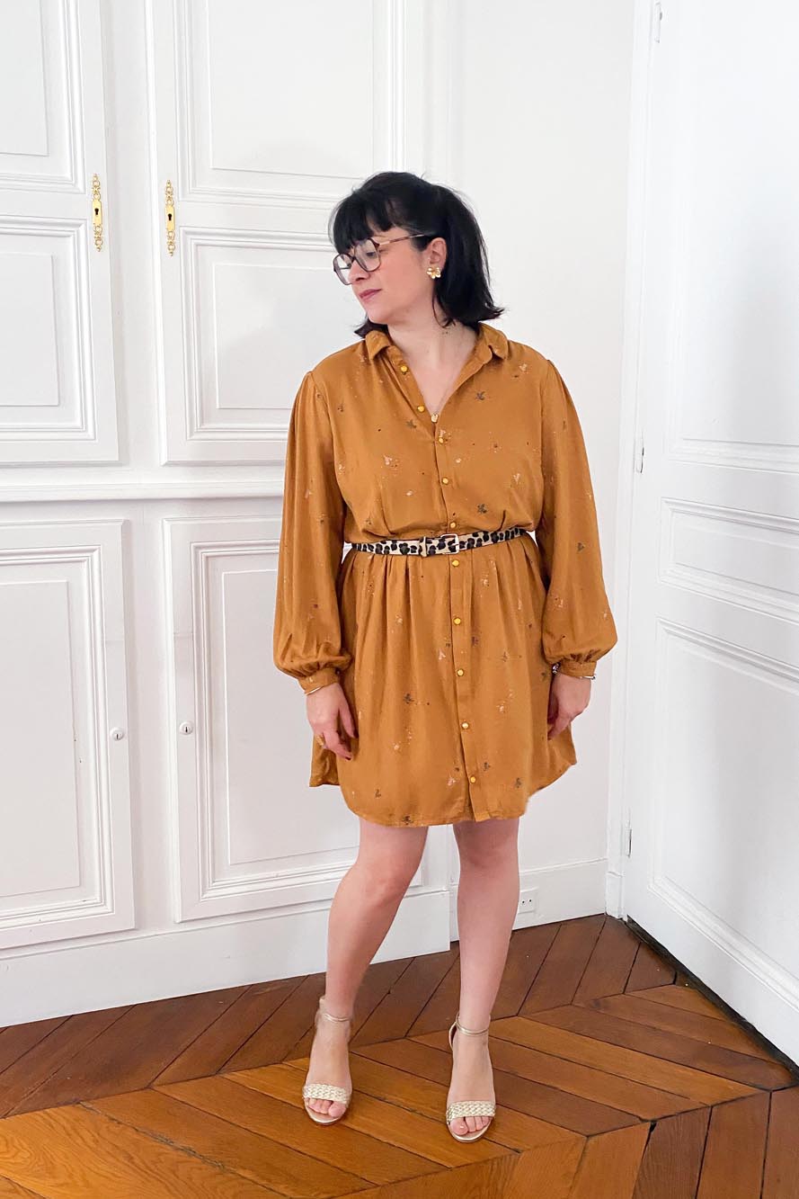 Coudre une robe chemise courte à manches bouffantes dans un twill de viscose ochre Atelier Brunette avec les patrons à personnaliser par Atelier Charlotte Auzou