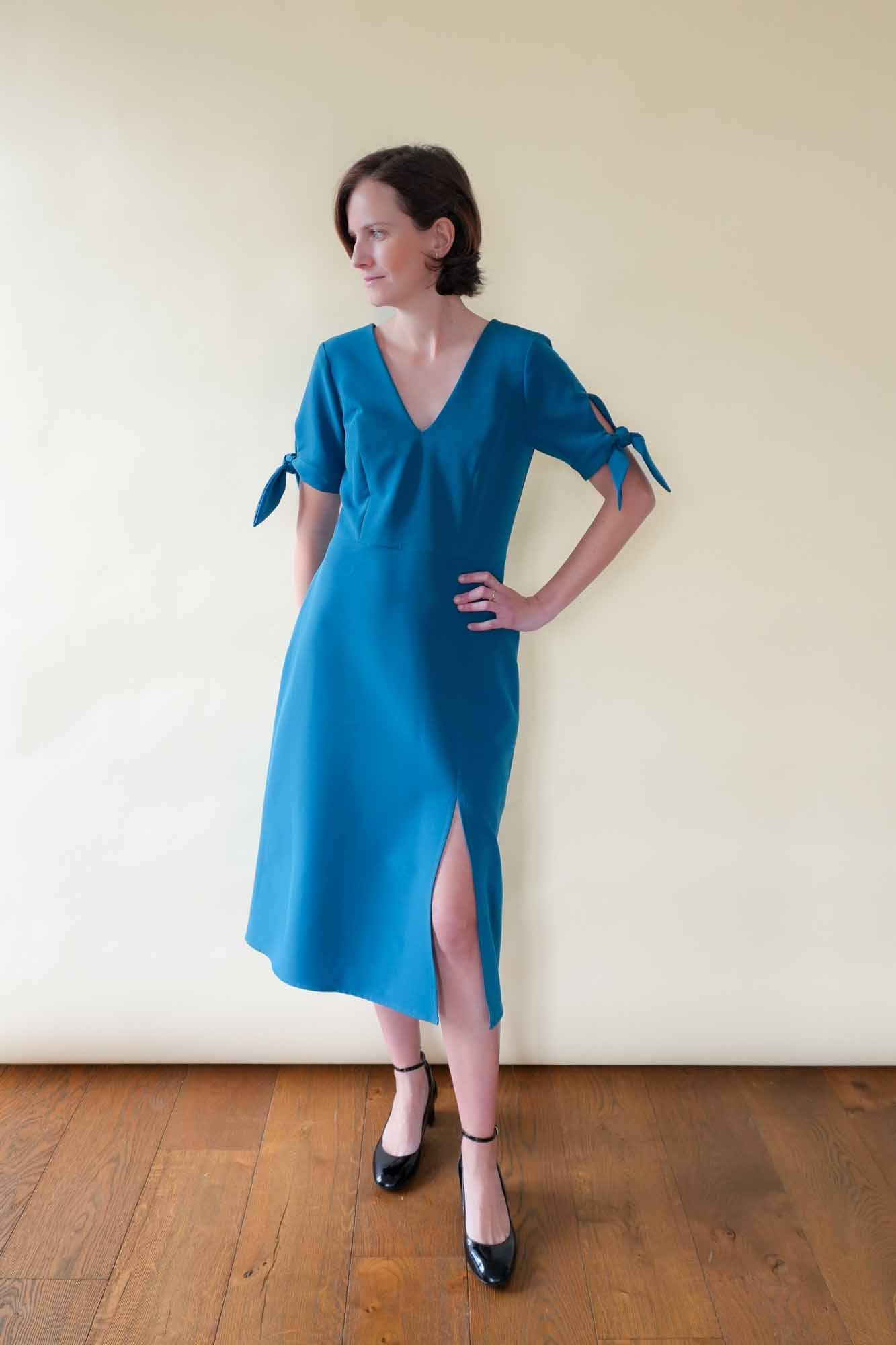 Patron de Couture Robe Fendue Devant et Manches Noeud, Décolleté V devant et dos.