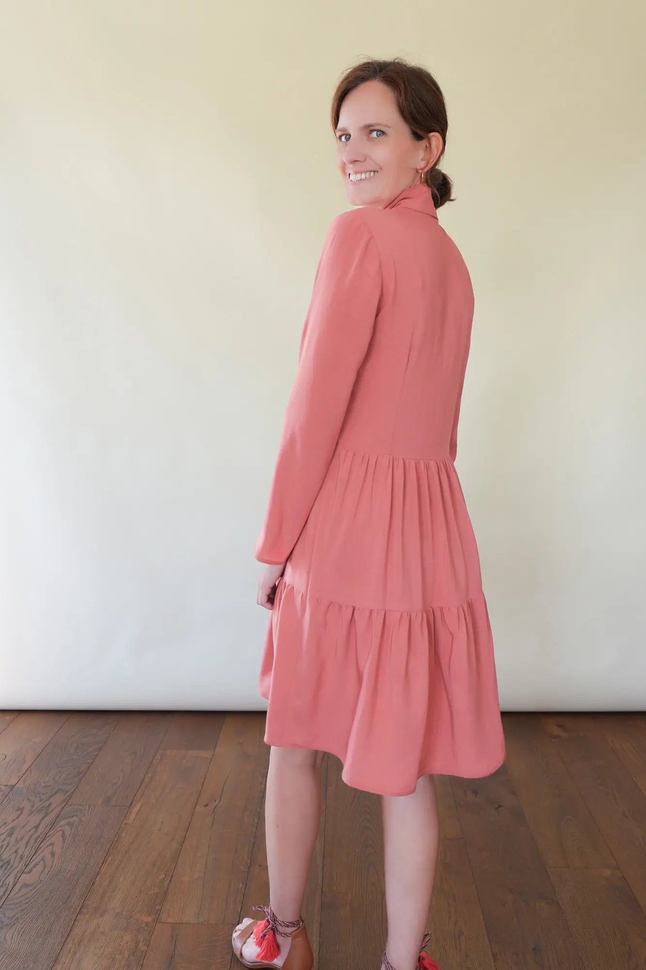Patron Robe Bohème Manches Longues avec Noeud Lavallière et Boutonnage