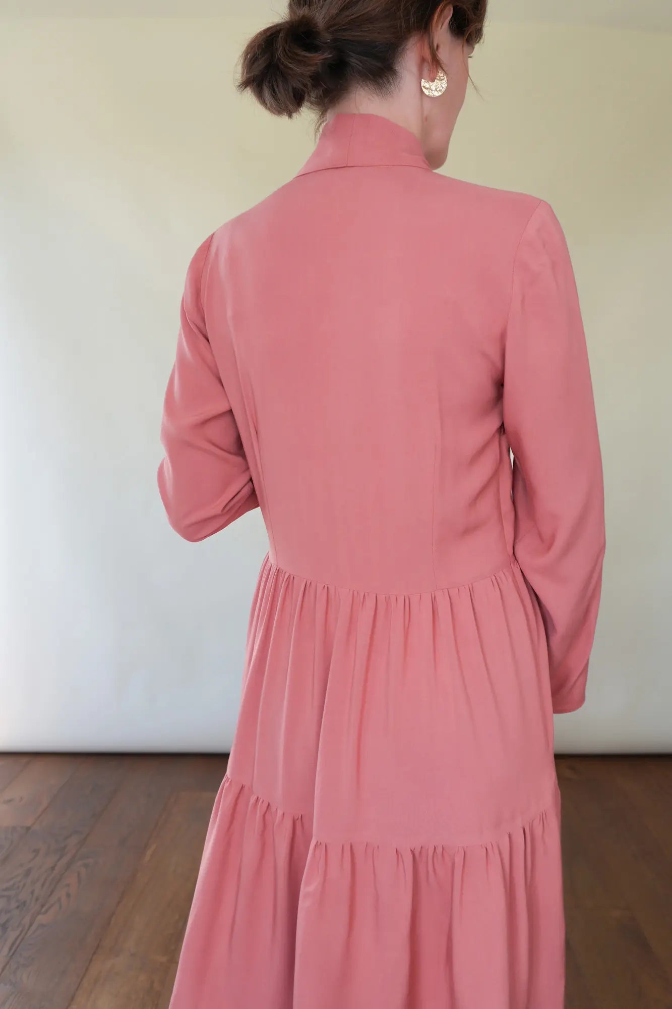 Patron Robe Bohème Manches Longues avec Noeud Lavallière et Boutonnage
