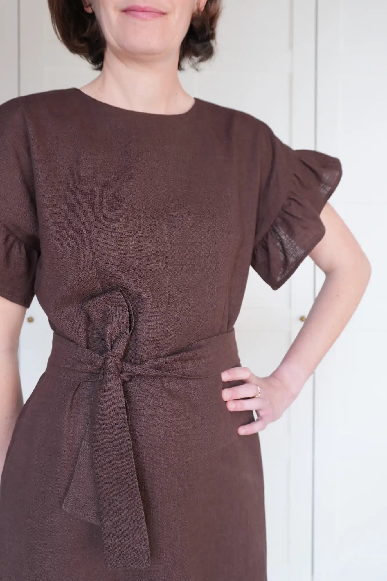 Patron de Couture de Robe Courte à Volants en lin lavé couleur chocolat