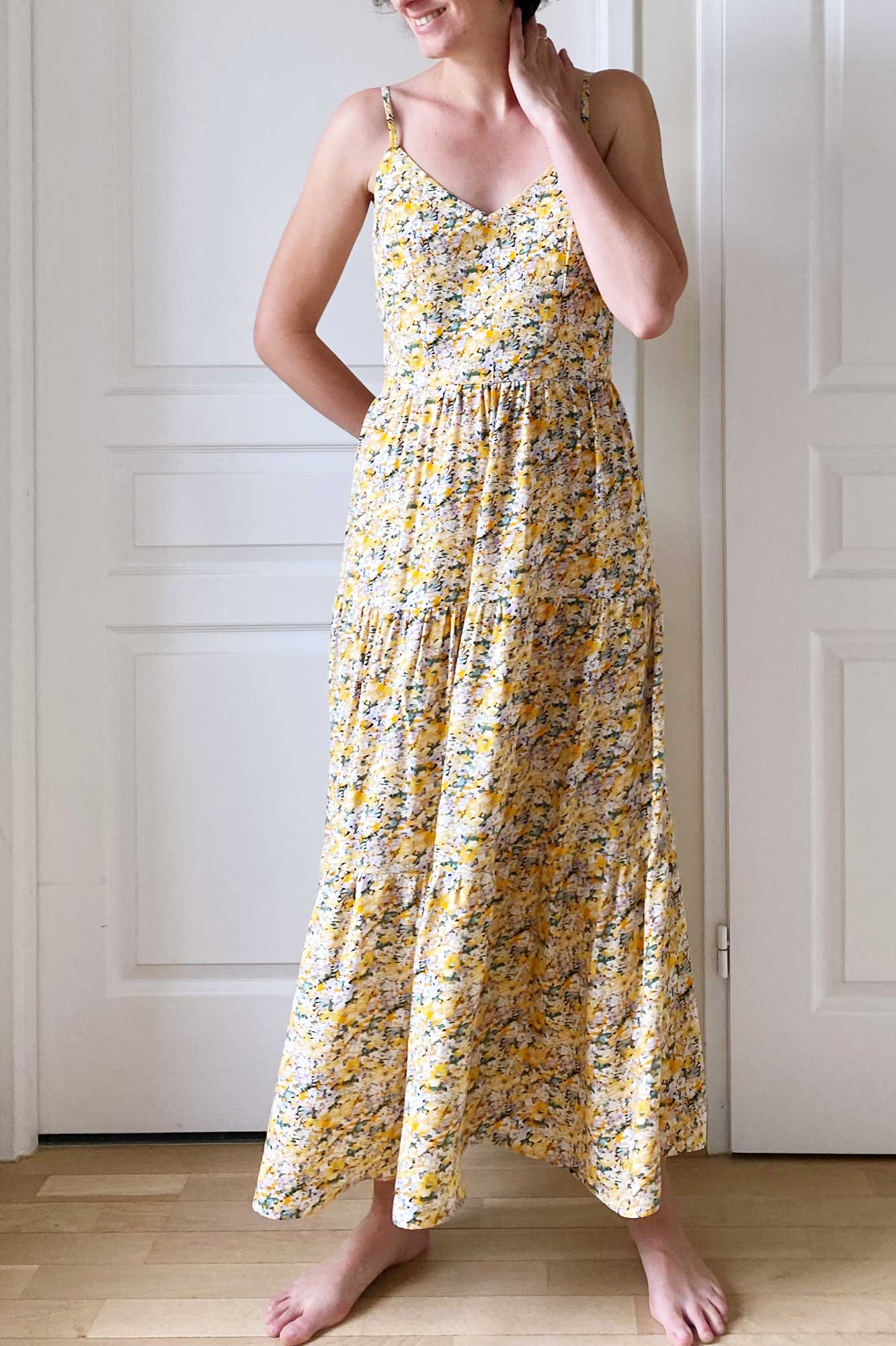 Coudre une robe longue d'été à bretelles en viscose fleurie avec les patrons de couture à personnaliser Atelier Charlotte Auzou. Au format PDF A4 et A0 avec marges incluses. Du 34 au 48 avec plusieurs bonnets et statures incluses.