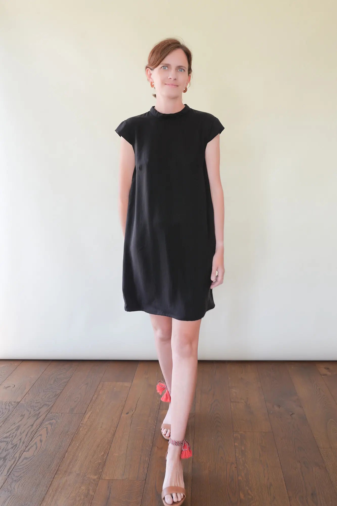 Patron Robe Noire Courte à Mancherons et Noeud dans le Dos, Personnalisable et Sur-Mesure
