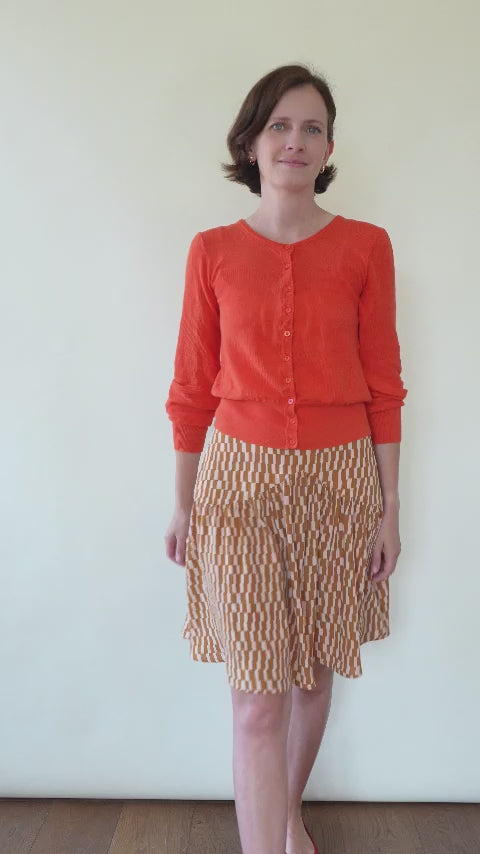 Patron de Couture Jupe à Empiècement à Personnaliser avec le Concept Couture par Atelier Charlotte Auzou. Du 34 au 56, 3 longueurs et 3 statures incluses pour les petites et les grandes.