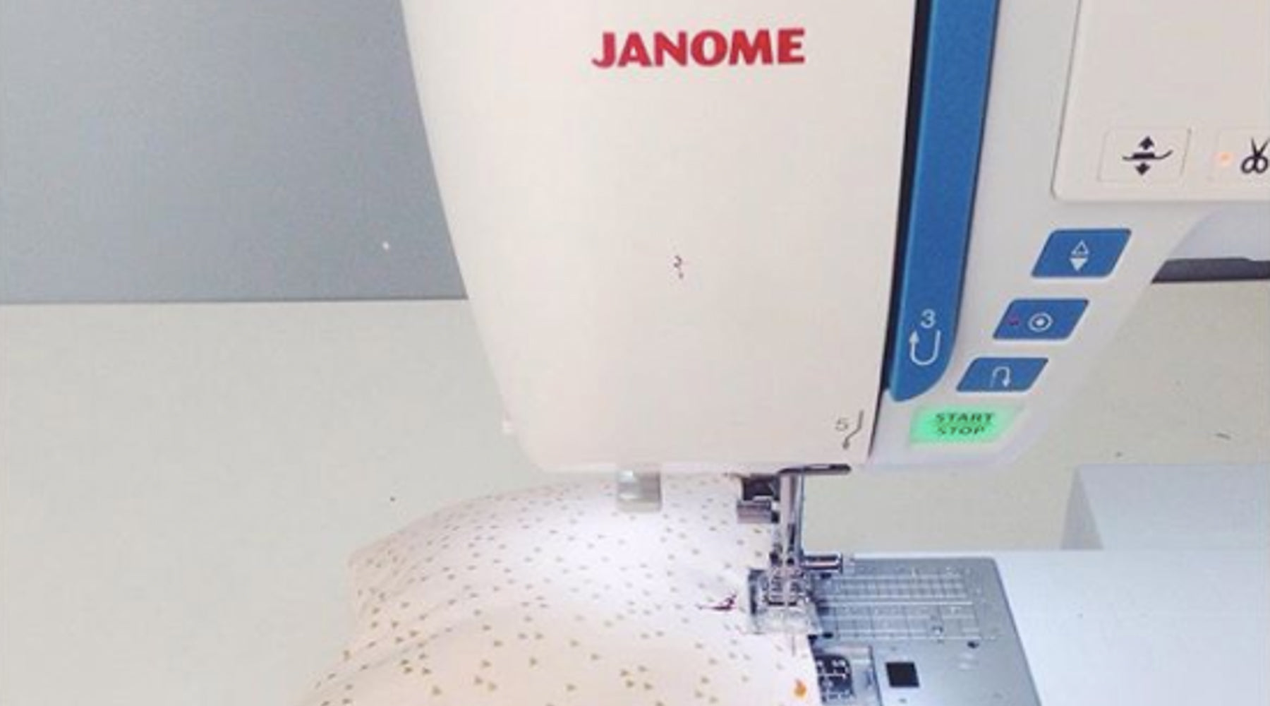 acheter machine à coudre débutante couture charlotte auzou janome