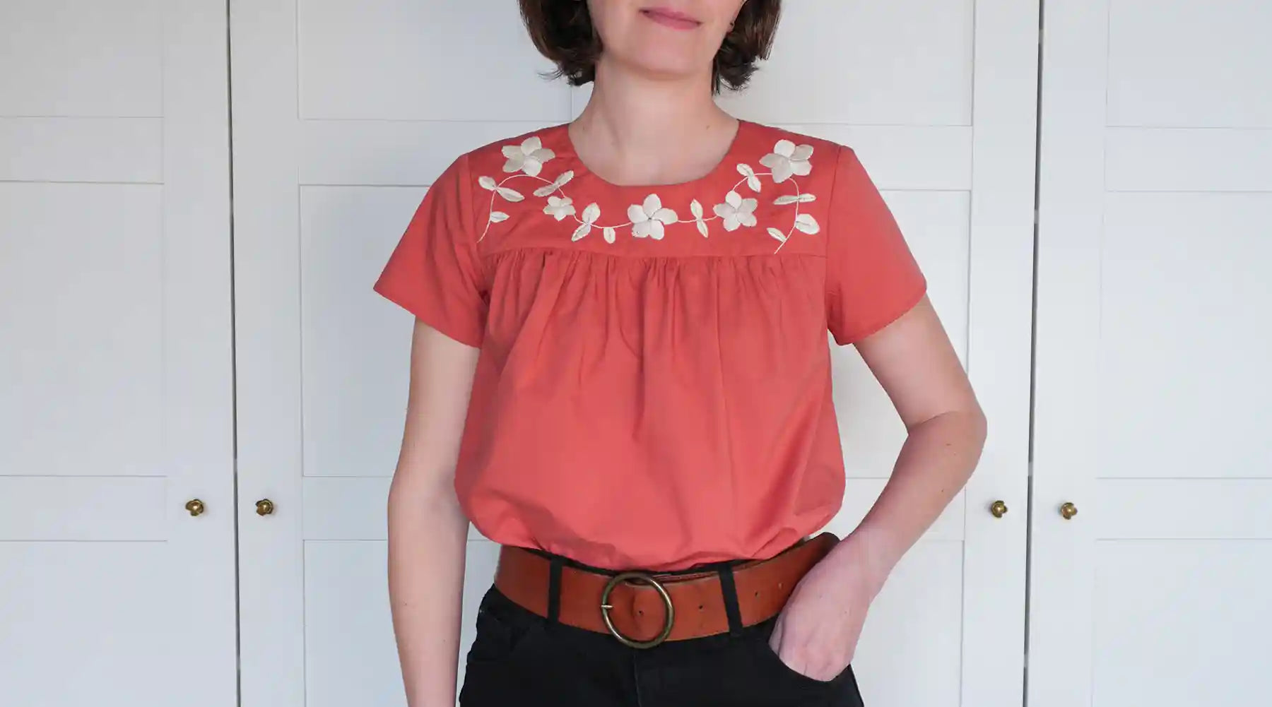 Broder le patron Plastron et coudre une blouse