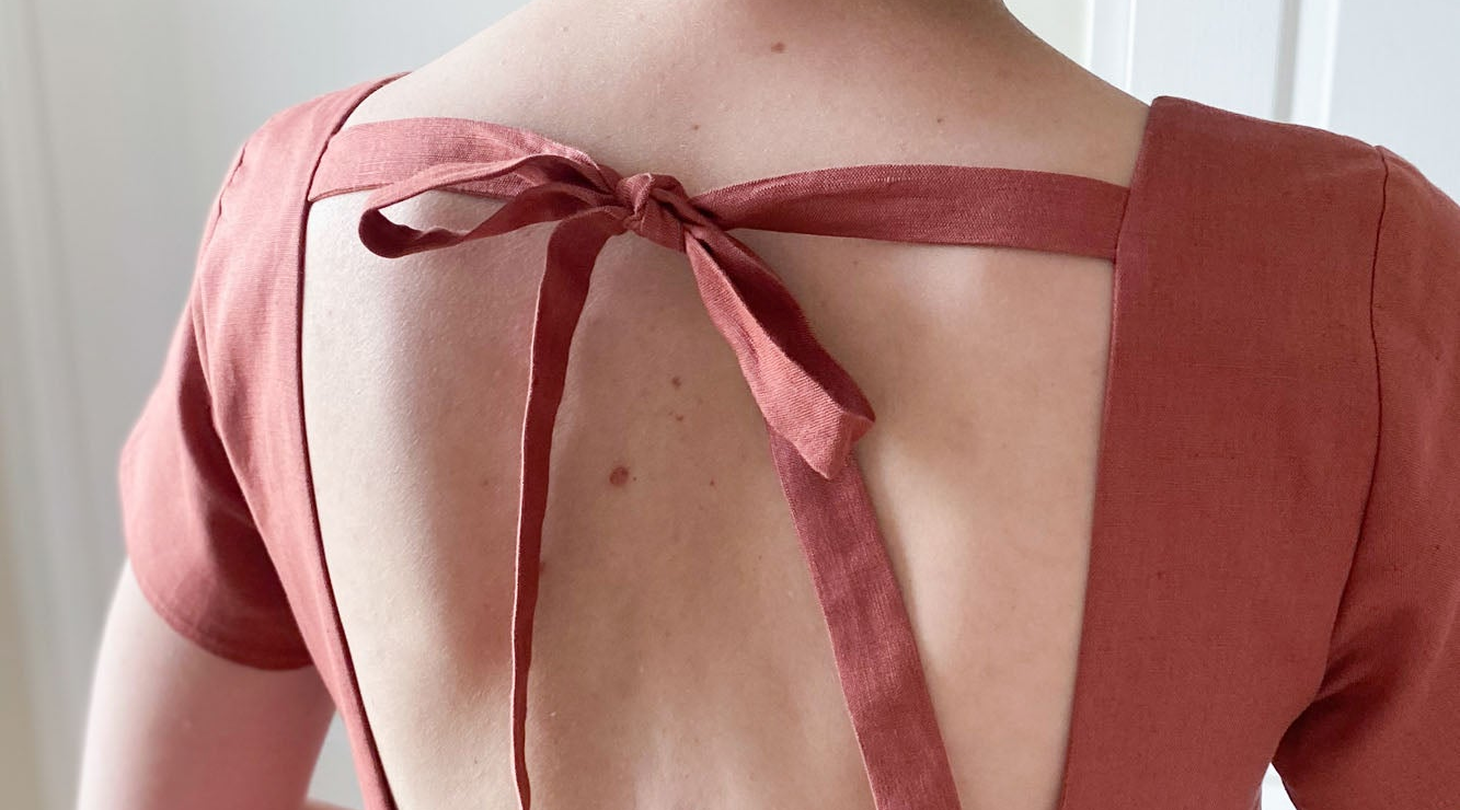 Patron de couture de robe dos nu avec un lien noué en haut du dos en tissu lin terracotta de chez Atelier Brunette