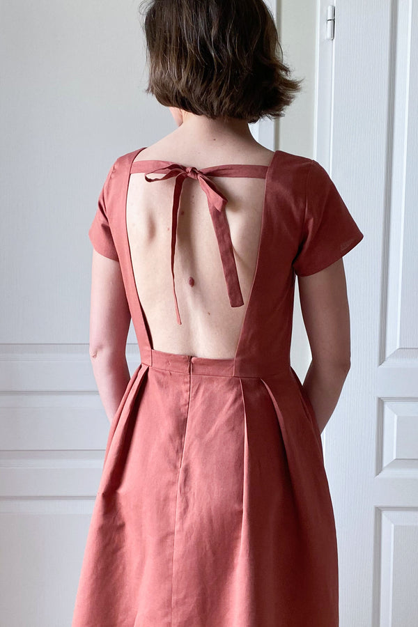 Patron de couture de robe dos nu avec un lien noué en haut du dos en tissu lin terracotta de chez Atelier Brunette