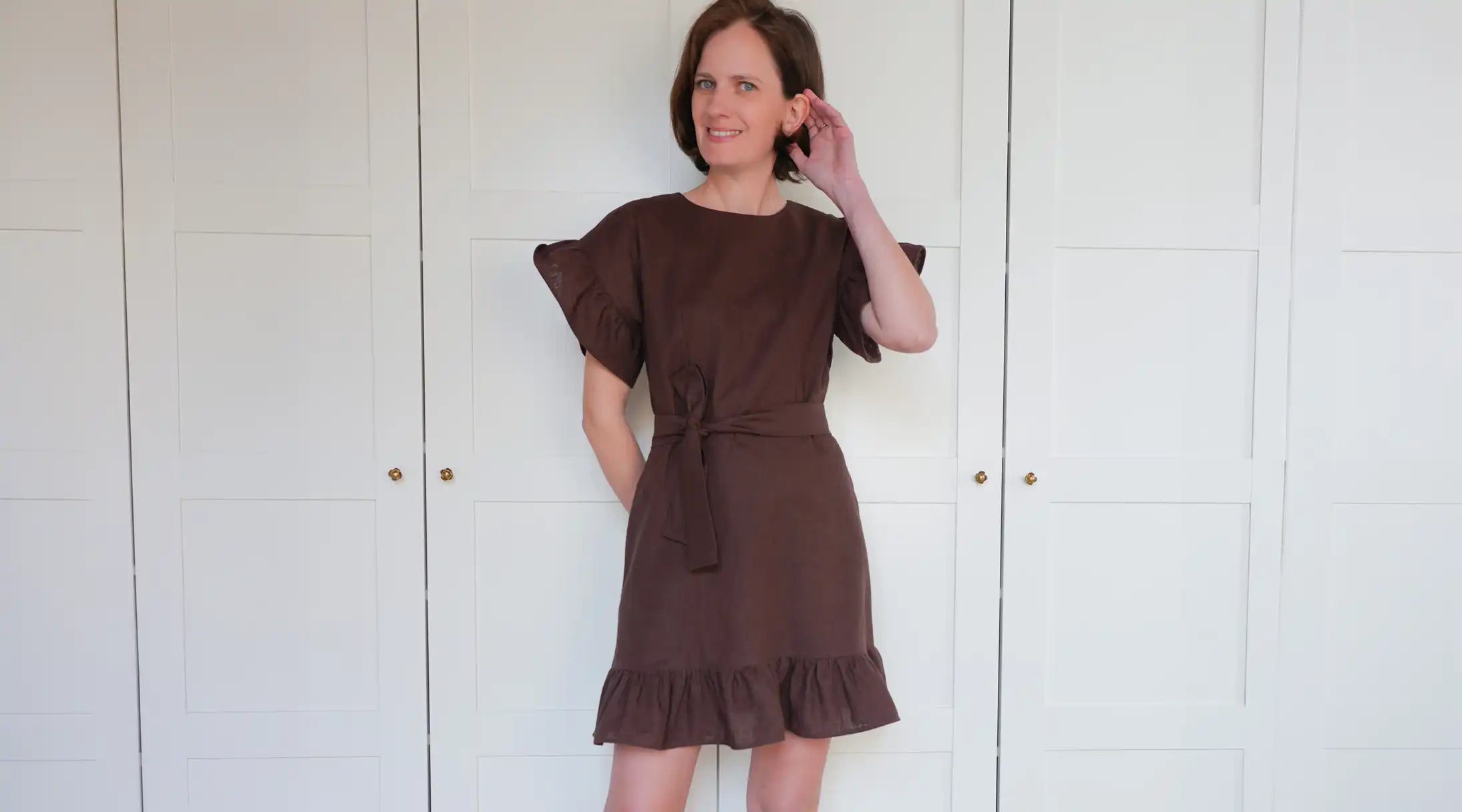 Patron de Couture Robe Courte à Volants en Lin Chocolat