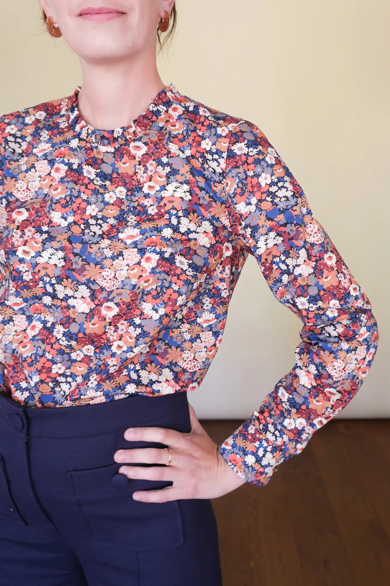 Patron Blouse Manches Chemise en Liberty Thorpe Burnt Orange avec Volant Froncée à l'Encolure