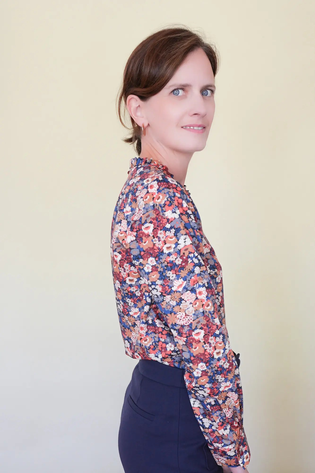 Patron Blouse Manches Chemise en Liberty Thorpe Burnt Orange avec Volant Froncée à l'Encolure