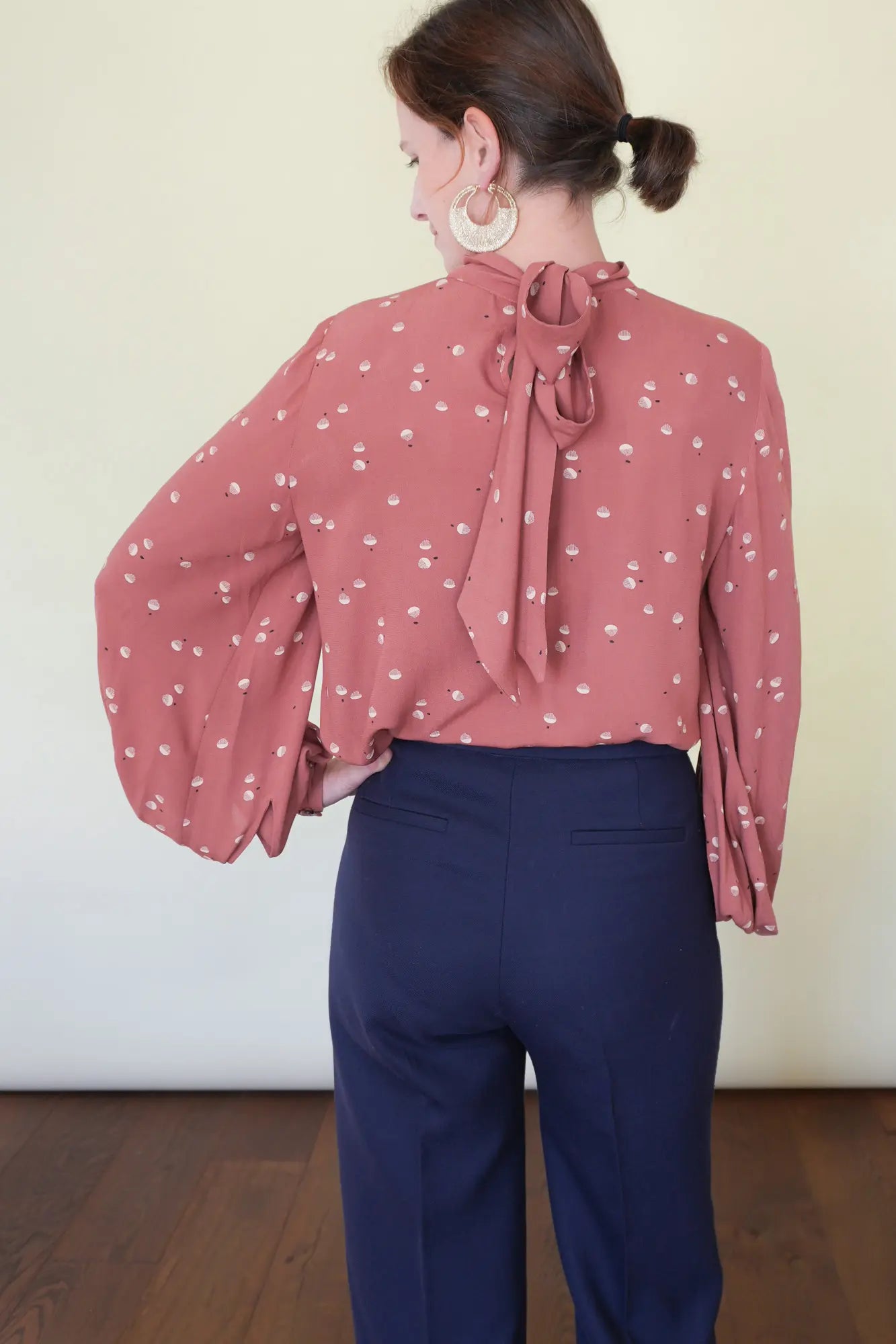 Patron de Blouse en Viscose à Manches Bishop et Grand Noeud dans le Dos, Format PDF ou Pochette