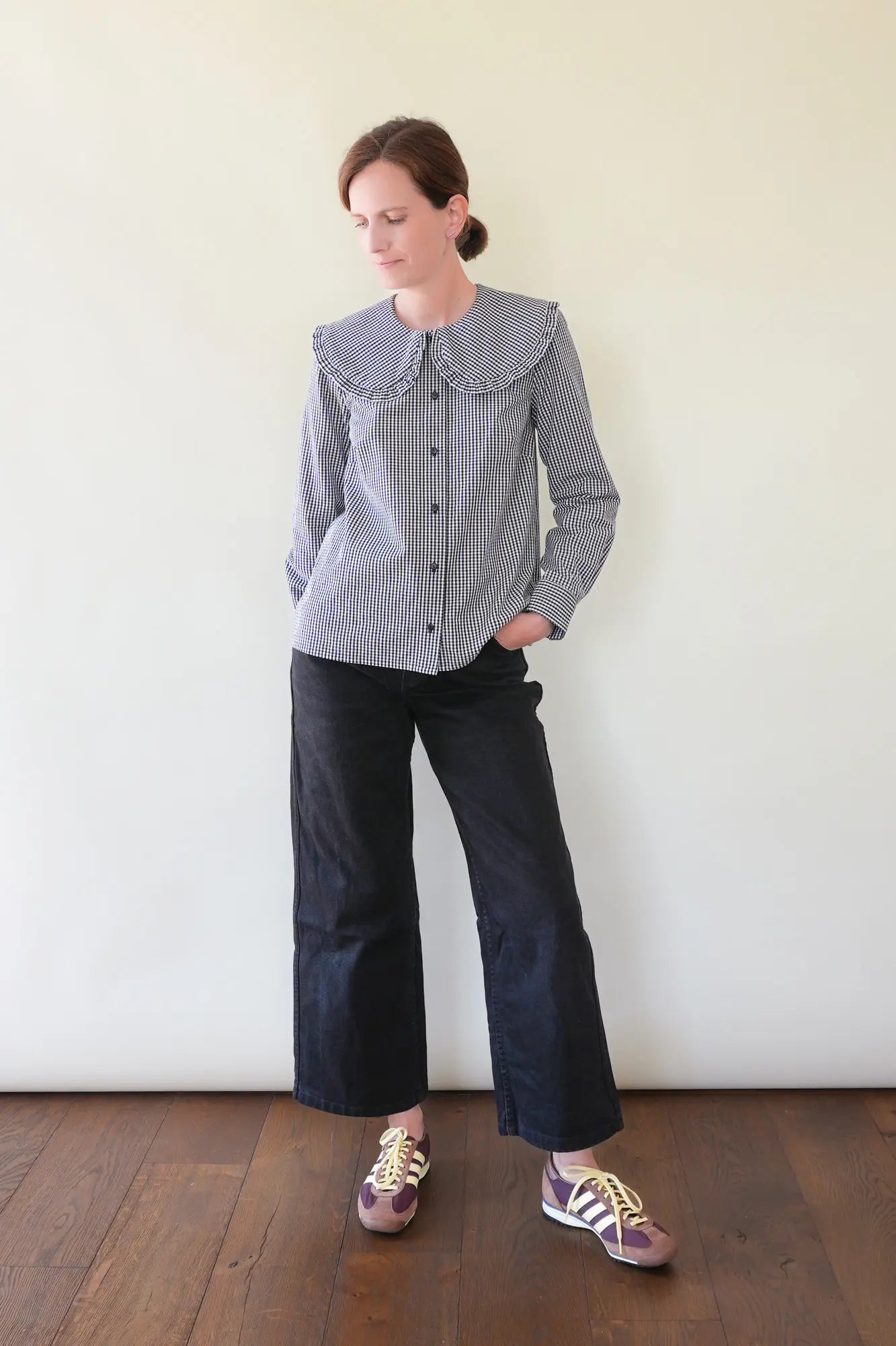 Patron de Blouse Boutonnée en Vichy Noir et Blanc avec Col Puritain Volanté