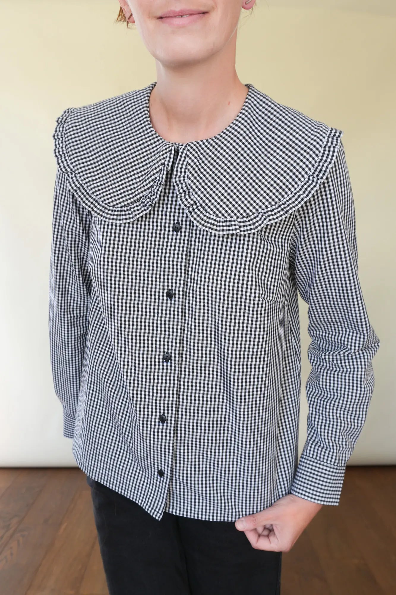 Patron de Blouse Boutonnée en Vichy Noir et Blanc avec Col Puritain Volanté