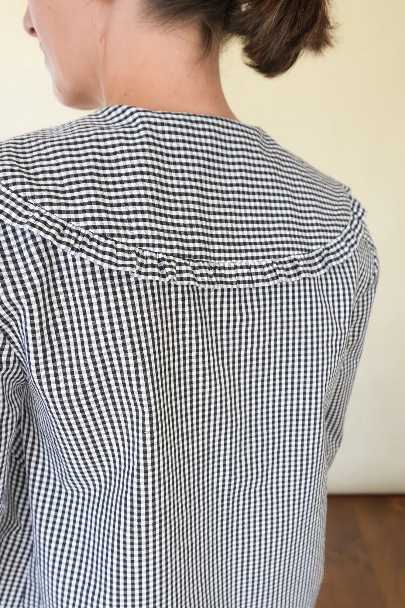 Patron de Blouse Boutonnée en Vichy Noir et Blanc avec Col Puritain Volanté