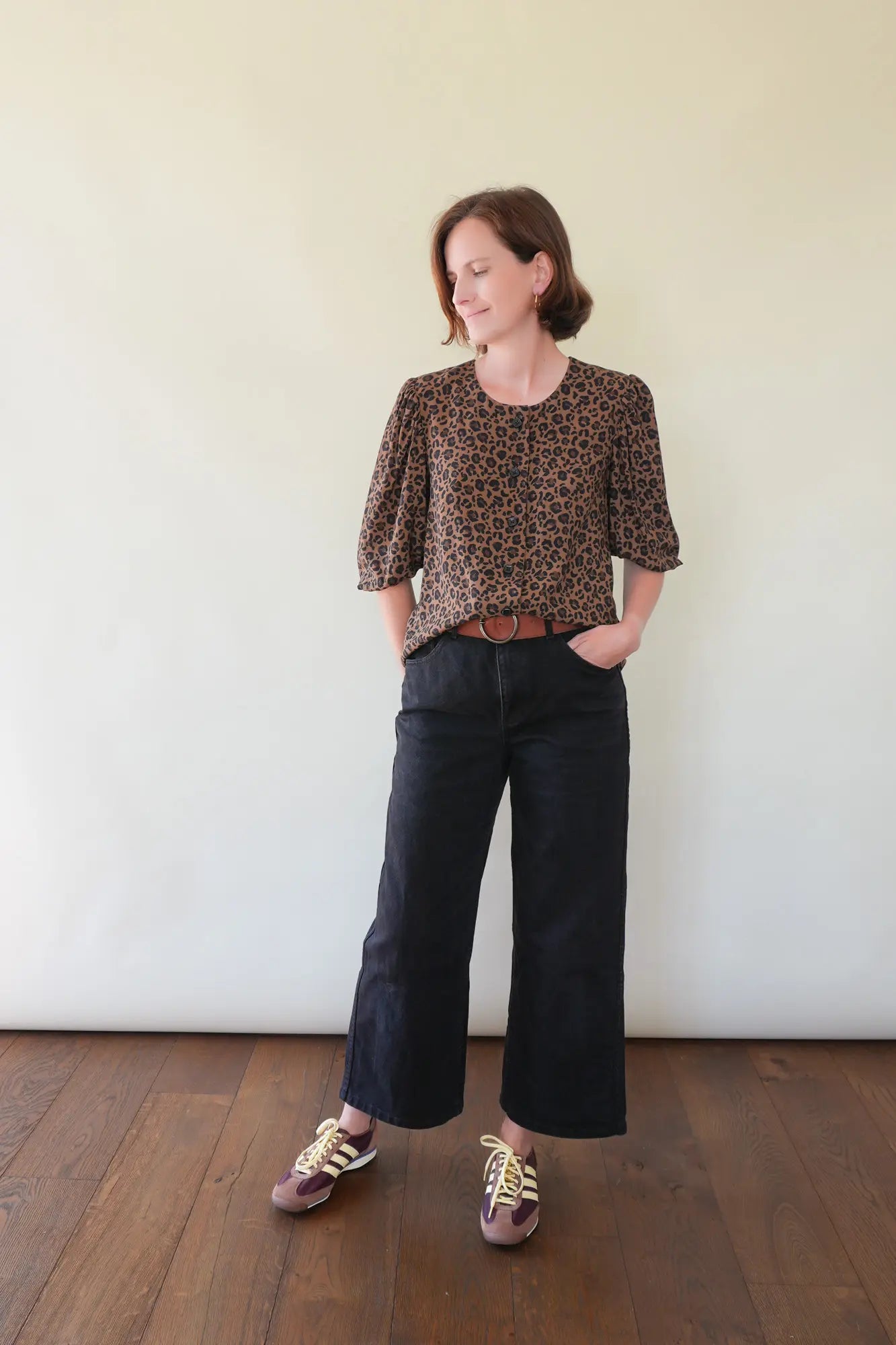 Patron de Blouse Boutonnée en Viscose Léopard avec Manches Ballon, 100% Personnalisable en Ligne