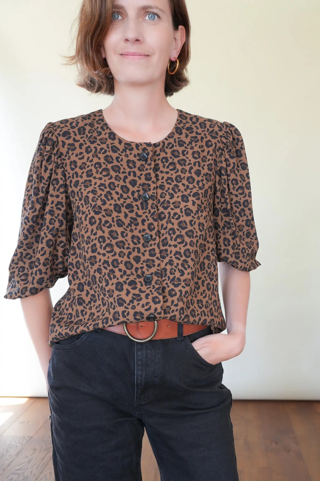 Patron de Blouse Boutonnée en Viscose Léopard avec Manches Ballon, 100% Personnalisable en Ligne
