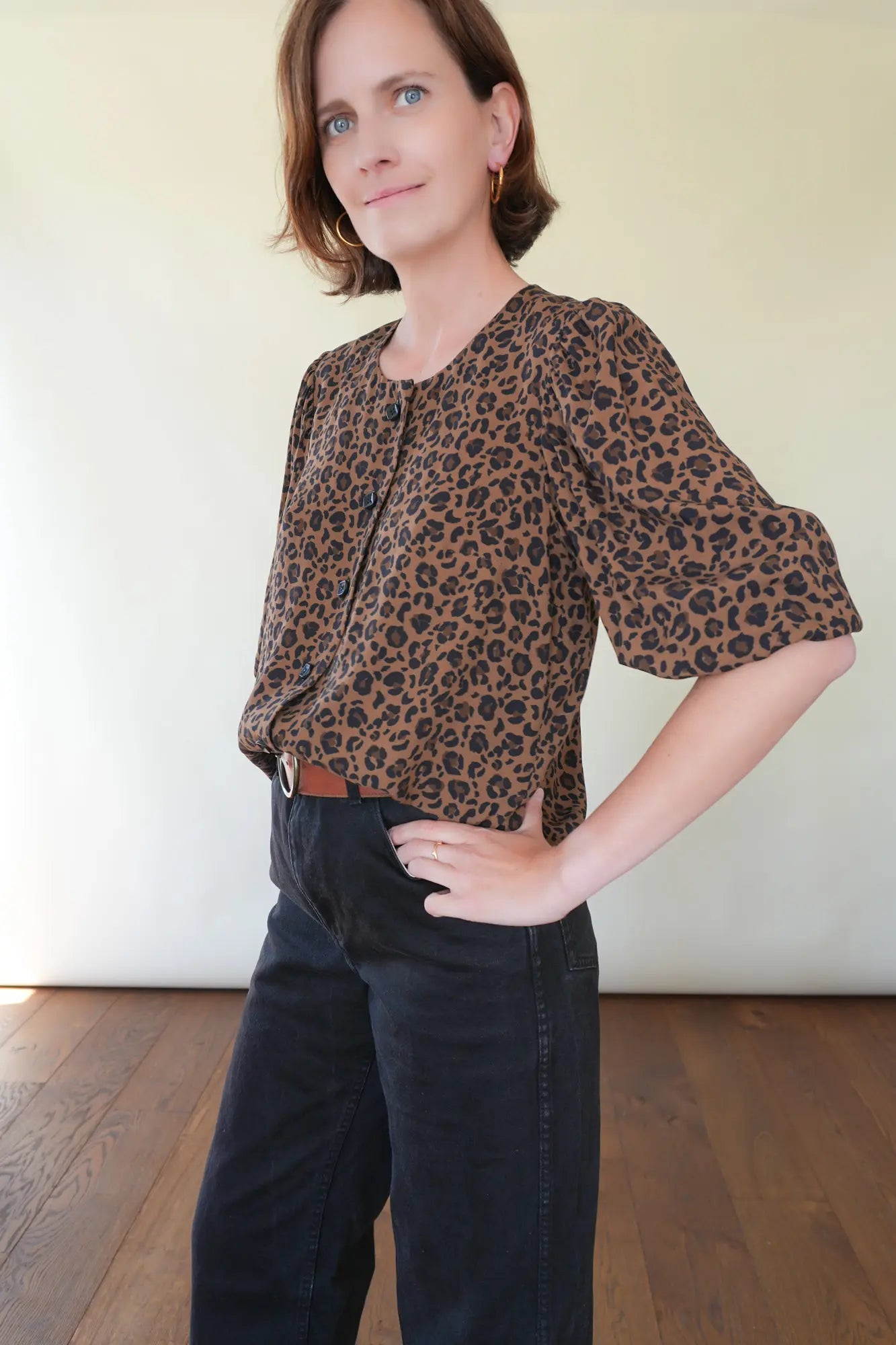 Patron de Blouse Boutonnée en Viscose Léopard avec Manches Ballon, 100% Personnalisable en Ligne