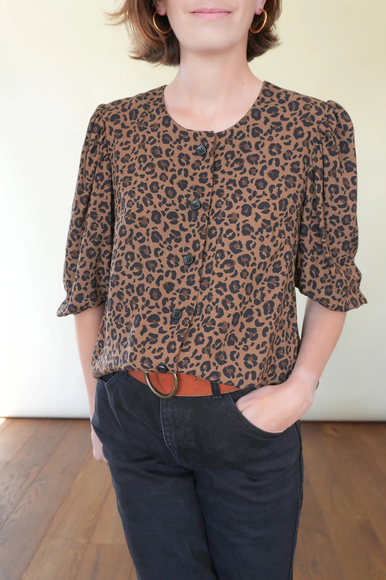 Patron de Blouse Boutonnée en Viscose Léopard avec Manches Ballon, 100% Personnalisable en Ligne