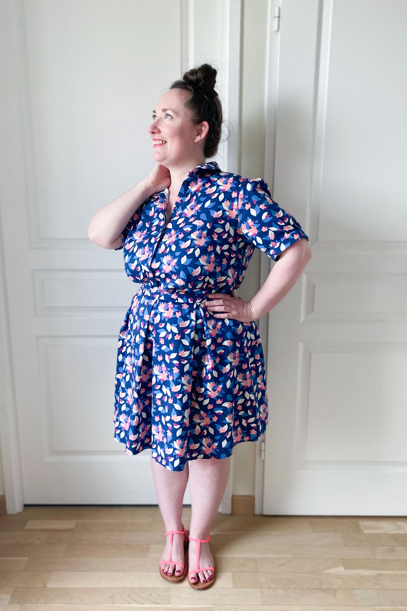 Coudre une robe chemise pour l'été avec une jupe à plis et des manches bouffantes courtes dans un tissu coton Artwist - Patrons de couture PDF personnalisables par Atelier Charlotte Auzou