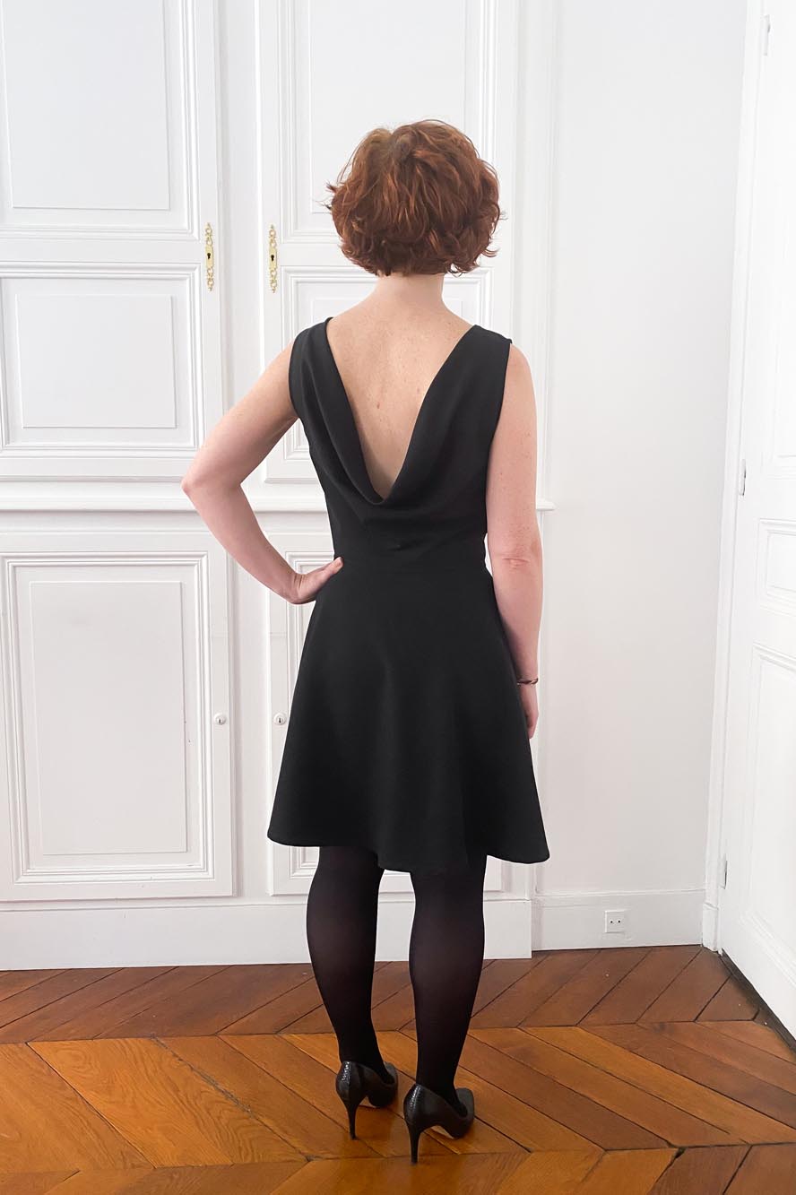 Patron de Couture de la Petite Robe Noire Dos Nu Bénitier avec la personnalisation sur-mesure par Atelier Charlotte Auzou