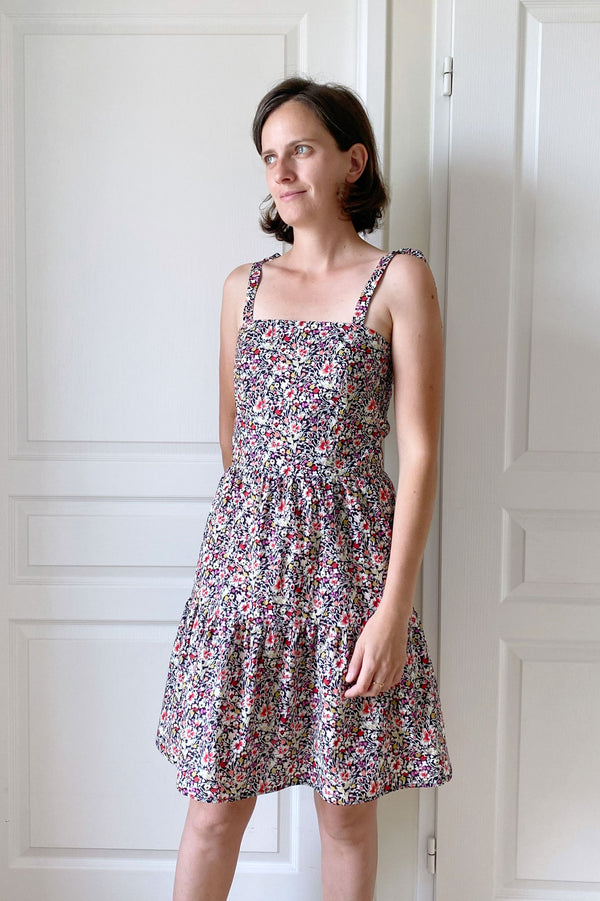 Patron de couture de robe d'été pour femme, bustier à bretelles et tissu Liberty, concept de personnalisation par Atelier Charlotte Auzou