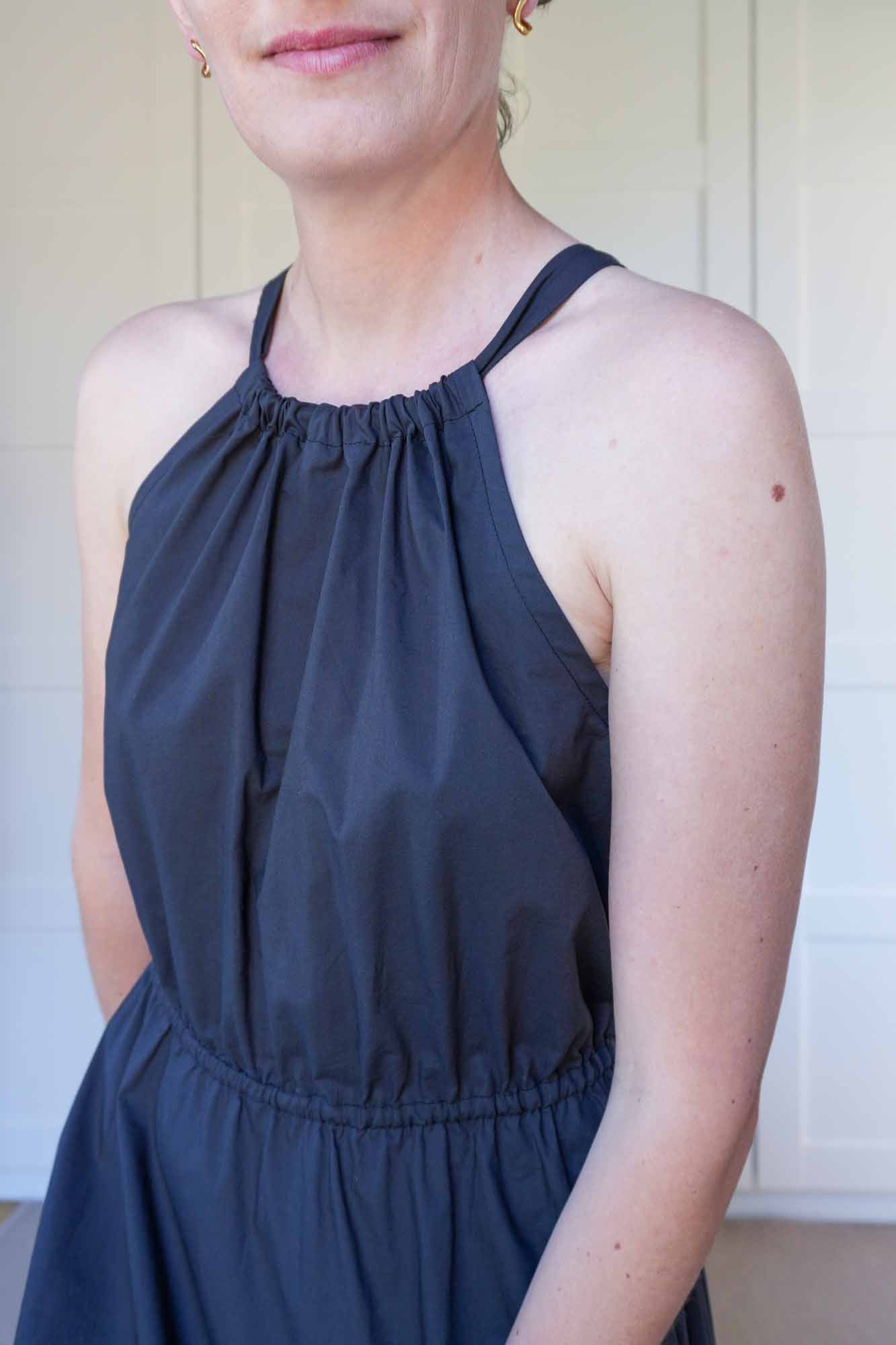 Coudre une Robe Longue Noire avec le Patron à Personnaliser Bain de Soleil par Atelier Charlotte Auzou et la Popeline de Coton Deep Charcoal par Atelier Brunette