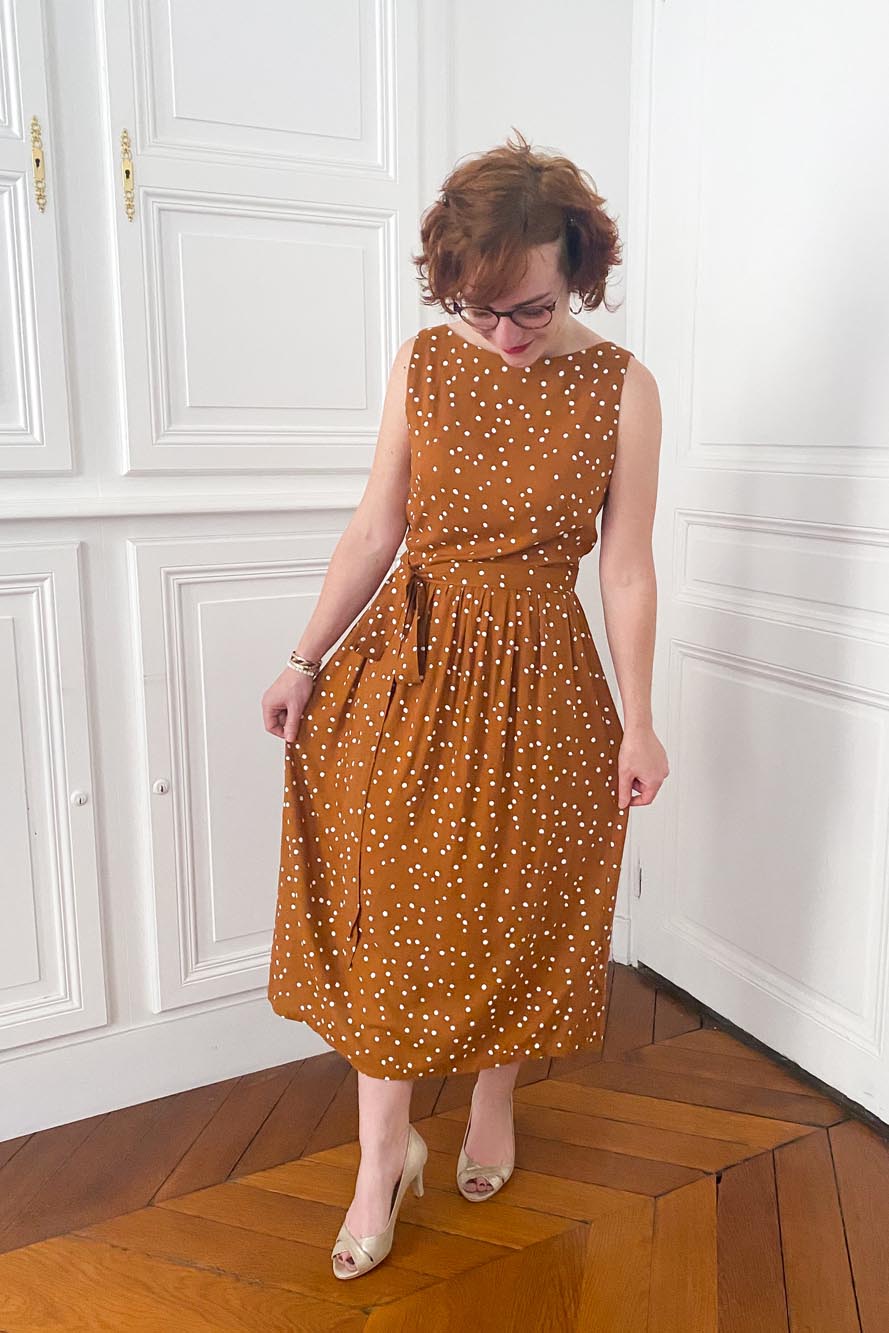 Patron de Couture Robe Midi à Pois sans Manches