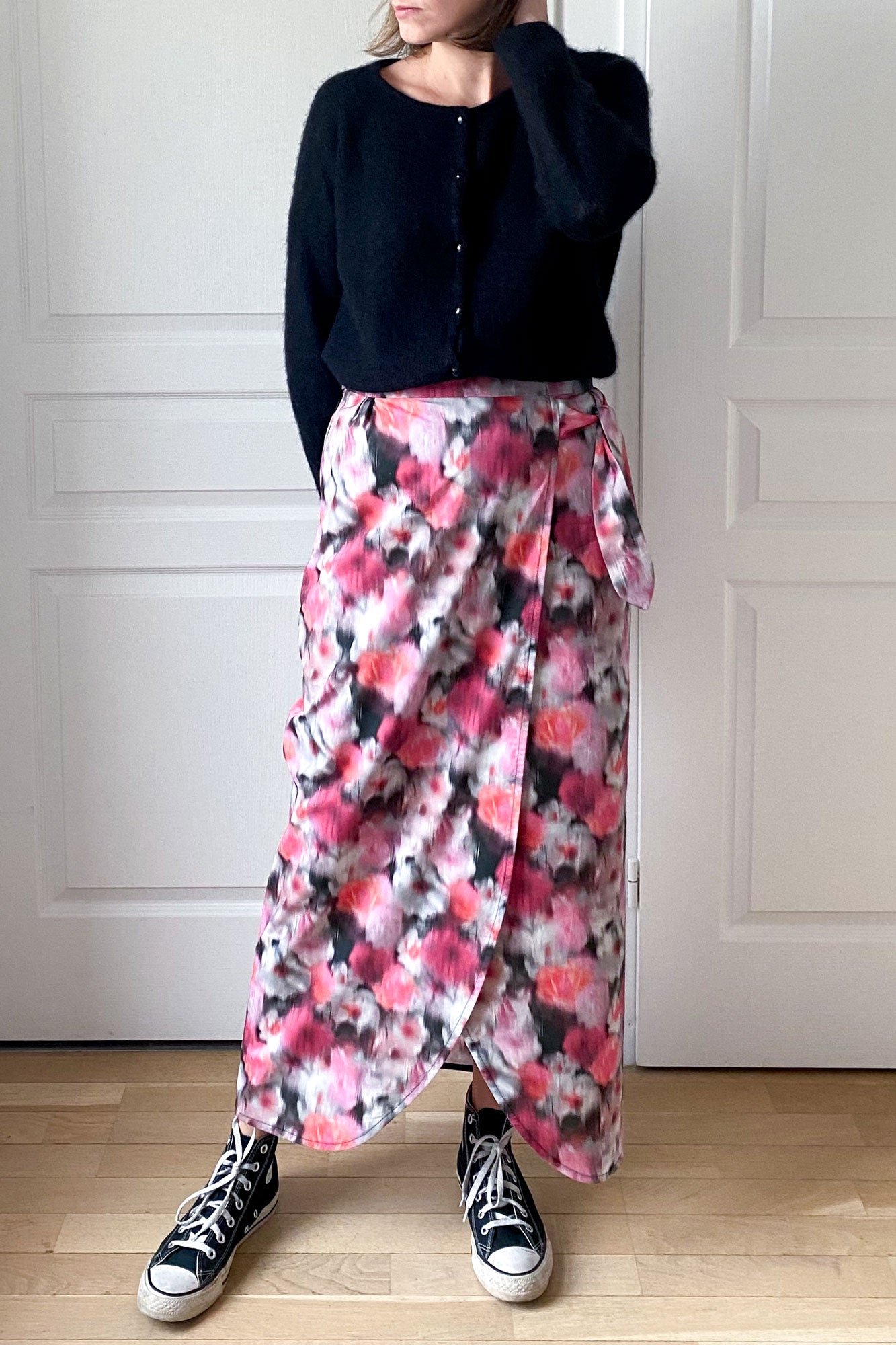 Coudre une jupe longue portefeuille dans un tissu coton Liberty rose - Patrons de couture PDF à personnaliser par Atelier Charlotte Auzou, pour les petites et les grandes grâce aux 3 statures incluses